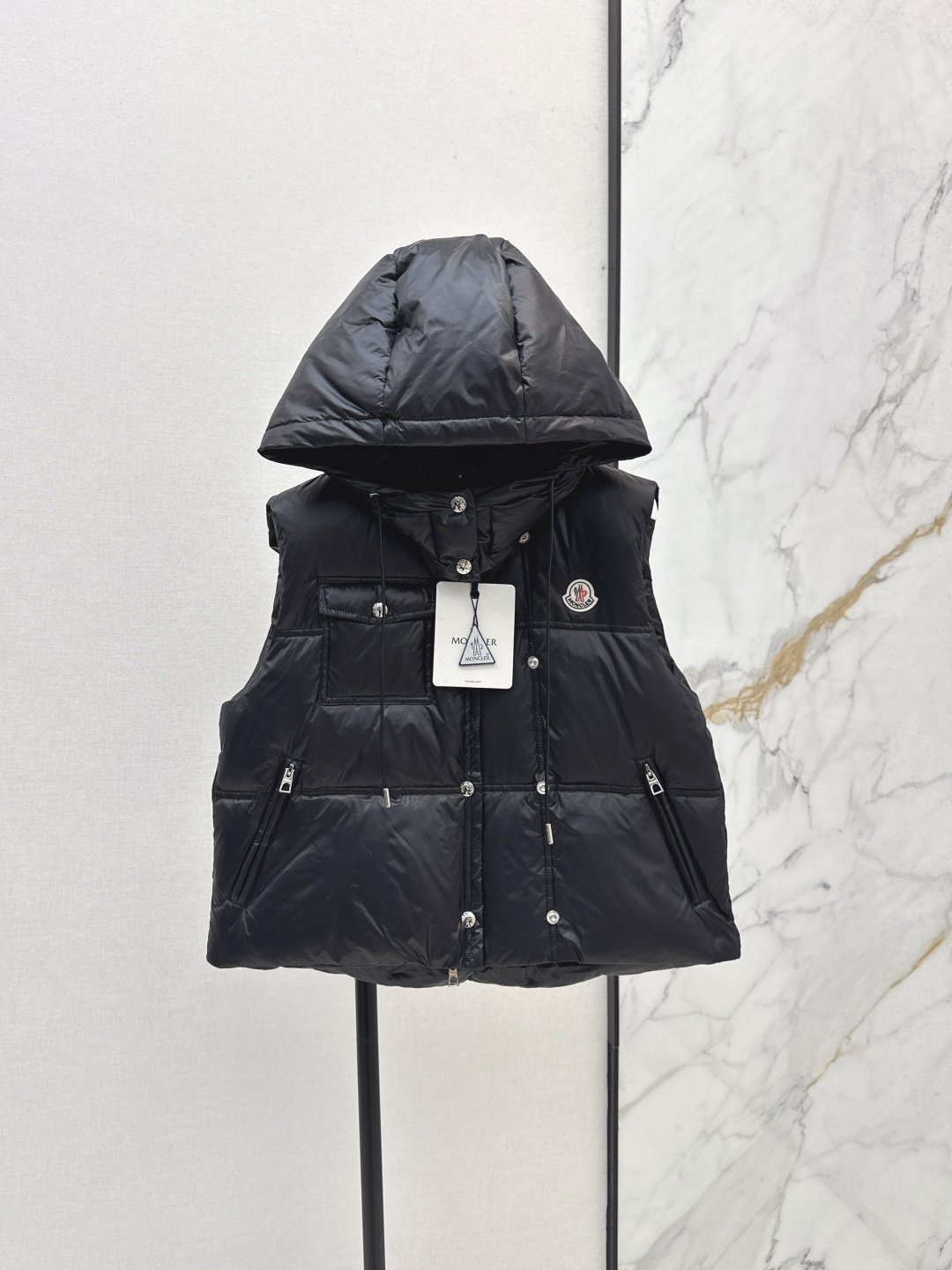 NO:478198,With dust bag Mc 25Ss———The latest official website of autumn and winter new color short stand-alone down jacket vest jacket with three-dimensional tailoring design, fashionable and handsome, national standard 90 velvet filling, imported memory silk fabric, soft texture, light and comfortable, imported machine sewn three-dimensional press line technology, original hardware accessories, original standard complete, real heavy weight, three colors are available in stock 1/2/3,, jackets & coats, down jacket, alexander wang19860909配防尘袋Mc 25Ss———秋冬最新款官网新配色短款立领羽绒服马甲外套 立体剪裁版型设计 时髦又帅气 国标90绒填充 进口记忆丝面料 质感柔软轻盈舒适 进口机缝制立体压线线条工艺 原版五金配件 原唛原标配套齐全 实物重磅有分量 三色现货发售1/2/3,,jackets & coats,down jacket,alexander wang,Women's clothing