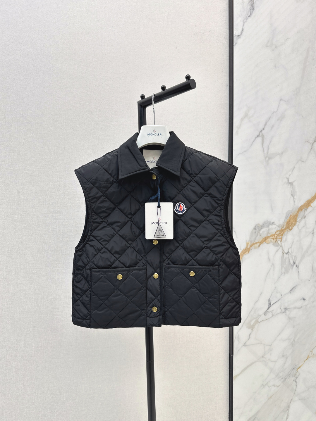 سترة مبطنة خفيفة الوزن من Moncler بنمط معيني كلاسيكي - متوفرة بثلاثة ألوان