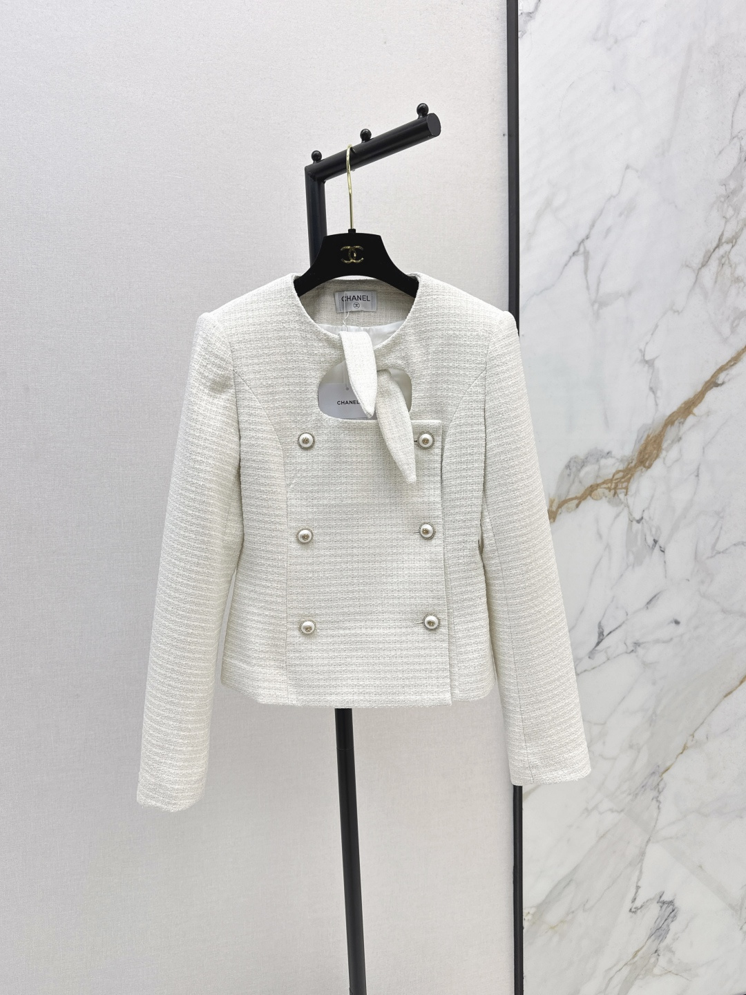 NO:478244,Noble and high-end C home 25Ss———The latest model of rabbit ear strap decorative braided jacket in autumn and winter uses customized heavy-duty braided fabric, full of details, very high-end, the upper body comes with elegance and nobleness, whether it is daily or commuting, the box-cut short style is not picky at all. Two colors are available for sale in stock, chanel, jackets & coats, alexander wang19860909贵气高级 C家 25Ss————秋冬最新款兔子耳朵绑带装饰编织小外套 采用定制的重工编织面料 细节感满满 很高级 上身自带优雅和贵气 不管是日常或者通勤都OK 箱型剪裁短款版型也完全不挑人 两色现货发售sml,,chanel,jackets & coats,alexander wang,Women's clothing