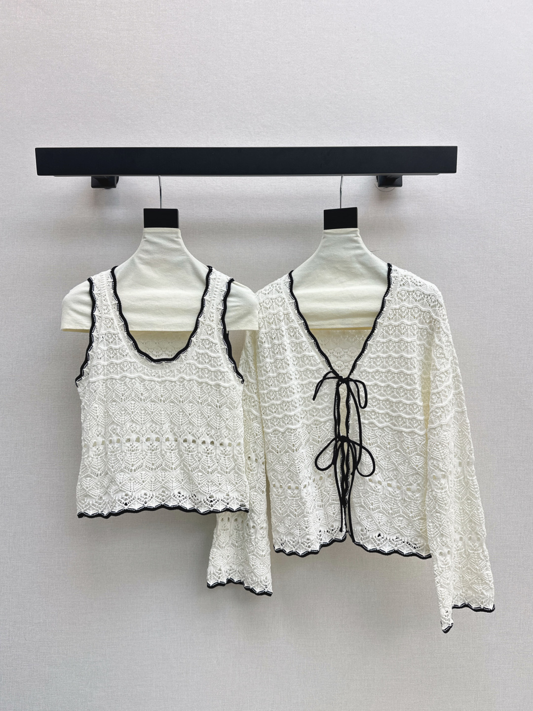 NO:479709,Vest is available exclusive first. Ch~E 25Ss—————The latest model of early autumn high intelligence-sensing temperament two-piece set of contrasting color U-neck sleeveless vest + strap cardigan. Imported yarn Swiss woven 18-neck craftsmanship creates a low-key and luxurious sense of high-end. Classic slim fit style is not picky for people. The upper body is beautiful. Imported pure cotton yarn heavy industry is luxurious and mysterious and noble. The temperament is casual and elegant. Classic and not picky for people. Two-color distribution is developed. SML, alexander wang.19860909背心 开独家首发 Ch～E 25Ss————早秋最新款高智感气质缕空两件套套装撞色U领无袖背心+绑带开衫 进口纱线瑞士机织18针工艺打造低调奢华的高级感 经典修身版型不挑人 上身绝美 进口纯棉纱线重工奢华神秘又高贵 气质随性优雅 经典不挑人 两色分开发 现货发售sml,,alexander wang,Women's clothing