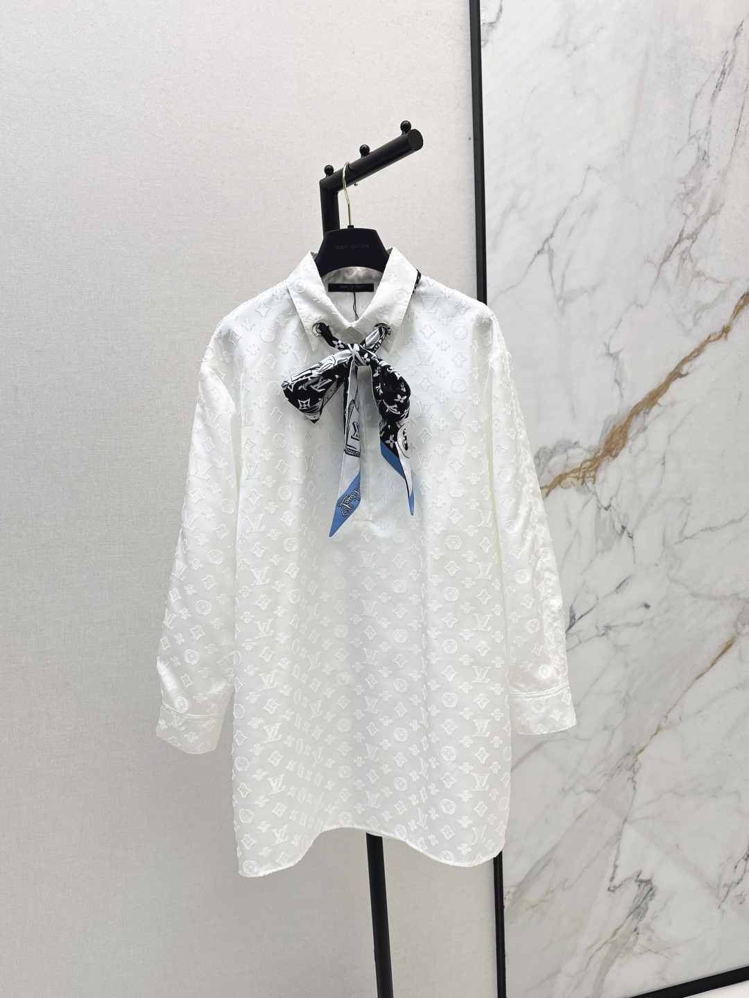 NO:479697,Recommended for the top order L home 25Ss—————The latest MONOGRAM presbyterian logo shirt dress printed scarf streamer neckline design fashionable and stylish H-style style classic and versatile without picking on people’s upper body and making you look slim. Highly recommended casual and elegant items Customized jacquard fabric Two-color spot sale sml, louis vuitton, skirts, shirts, alexander wang19860909爆单推荐 L家 25Ss————早秋最新款MONOGRAM老花logo衬衫式连衣裙印花丝巾飘带系领设计时髦有格调 H版型经典百搭不挑人上身巨显瘦 强烈推荐休闲气质单品 定制提花面料 两色现货发售sml,,louis vuitton,skirts,shirts,alexander wang,Women's clothing