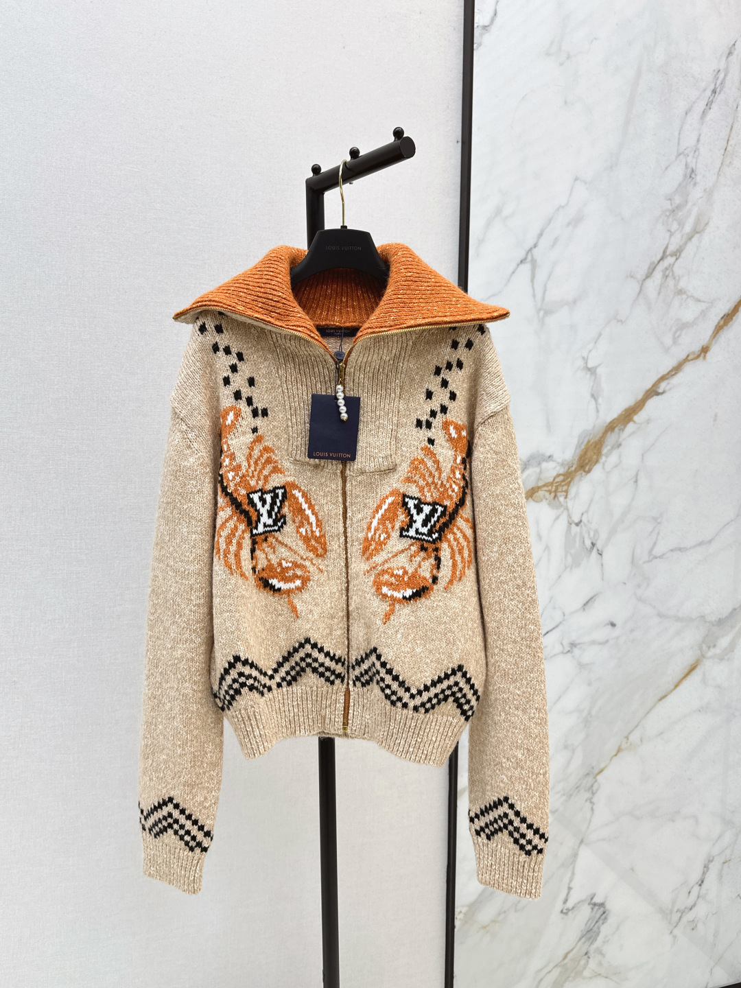 NO:479684,Men and women L family 25Ss————The latest joint-branded Monogram jacquard heavy industry zipper jacket heavy industry positioning three-dimensional contrasting color inlay technology throughout the fashionable and high-end color matching sports style male and female imported wool yarn classic wide version fashionable and high-end style. White and rich beauty must enter without picking people on the upper body and look slim. One color is available for sale in stock., louis vuitton, jackets & coats, alexander wang19860909男女同款 L家 25Ss————秋冬最新款联名Monogram花提花重工拉链外套重工定位立体撞色嵌花工艺贯穿时髦高级感 高级配色 运动气息男女同款 进口羊毛纱线经典宽版版型时髦又高级 白富美必入不挑人上身巨显瘦 一色现货发售sml,,louis vuitton,jackets & coats,alexander wang,Women's clothing