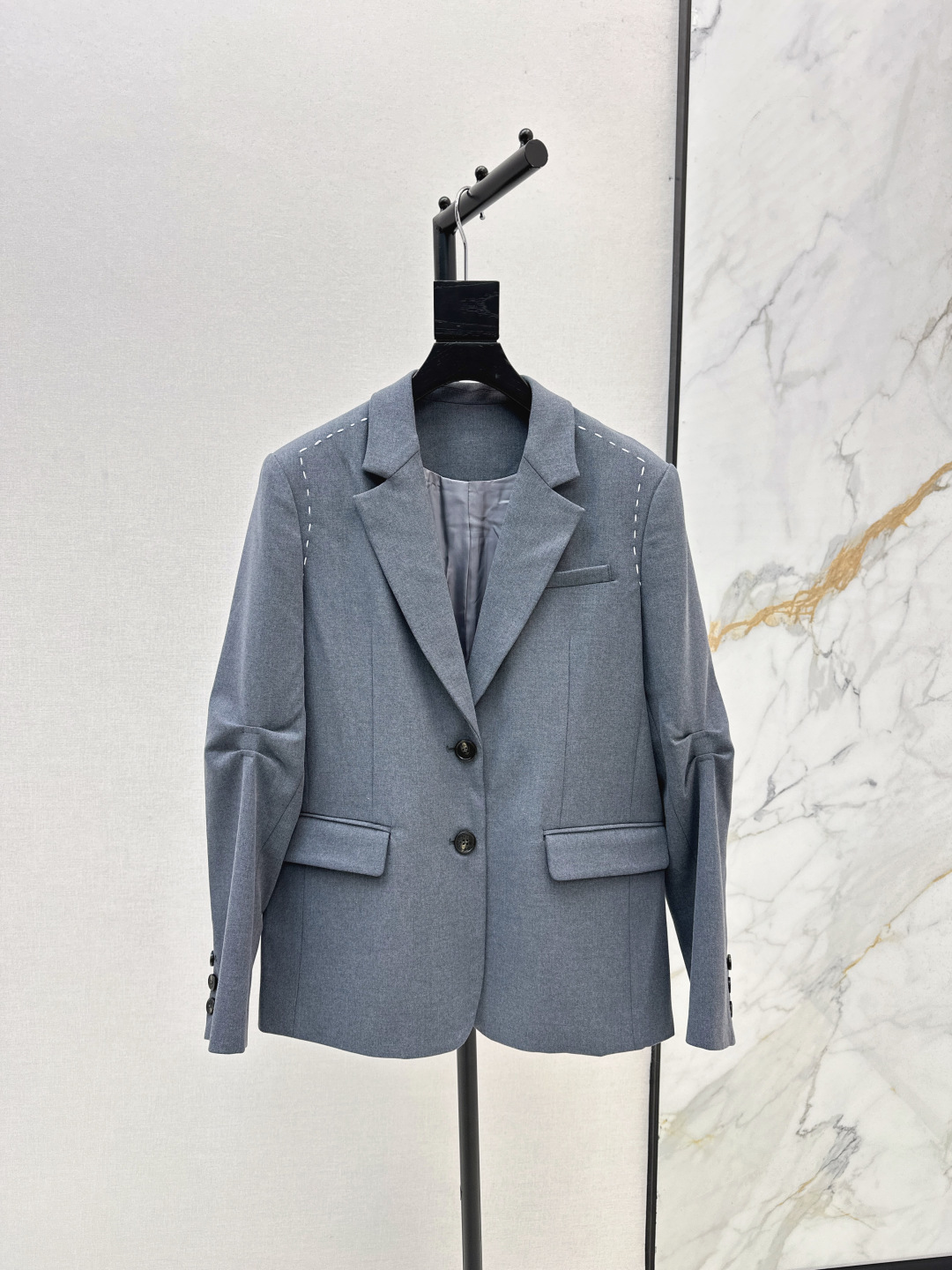 NO:479677,Mm～6 25Ss———————The latest style of contrasting bead needlework design silhouette blazer blogger style outfit guide. The silhouette is just right. It can easily hide the flesh and make you look slim. Casual and lazy. Create a fashionable street photography style. A casual and handsome feeling. Thickened wool fabric. The crisp and draped feel is very good. Details are high-end. Two colors are available in stock. SML, Jackets & coats, business suit, alexander wang19860909Mm～6 25Ss————早秋最新款撞色珠针线设计廓形西装外套博主范穿搭指南 廓形恰到好处 轻松藏肉显瘦 休闲慵懒 打造街拍时髦范 随手可得的飒帅感 采用加厚型的羊毛面料 挺括感和垂坠度都很好 细节高级 两色现货发售sml,,jackets & coats,business suit,alexander wang,Women's clothing