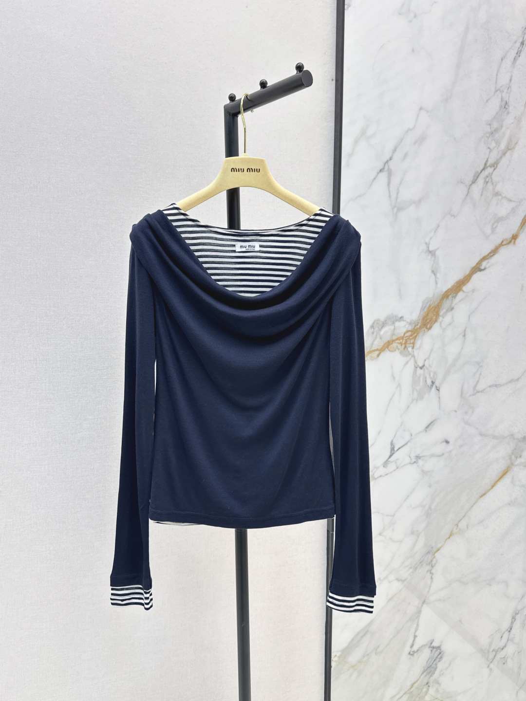 NO:479682,Miu 25Ss—————The latest model of fake two-piece making method for early autumn. Long-sleeved base shirt. Sweet and pure striped splicing collar design. Minimalistic and highlights. High-stretch fabric soft and comfortable version. High-stretch fabric makes the upper body look slim and age-reducing. A universal and versatile item that is atmospheric and easy to wear. A must-have for daily wear. Highly recommended style. Two-color spot-on sml, miumiu, alexander wang19860909Miu 25Ss————早秋最新款假两件做法长袖打底衫 甜美纯欲条纹拼接荡领设计 极简有亮点 高弹力面料柔软舒适版型上身巨显瘦 减龄精致 万能的百搭单品大气又好穿 日常穿搭必备 强烈推荐自留款 两色现货发售sml,,miumiu,alexander wang,Women's clothing