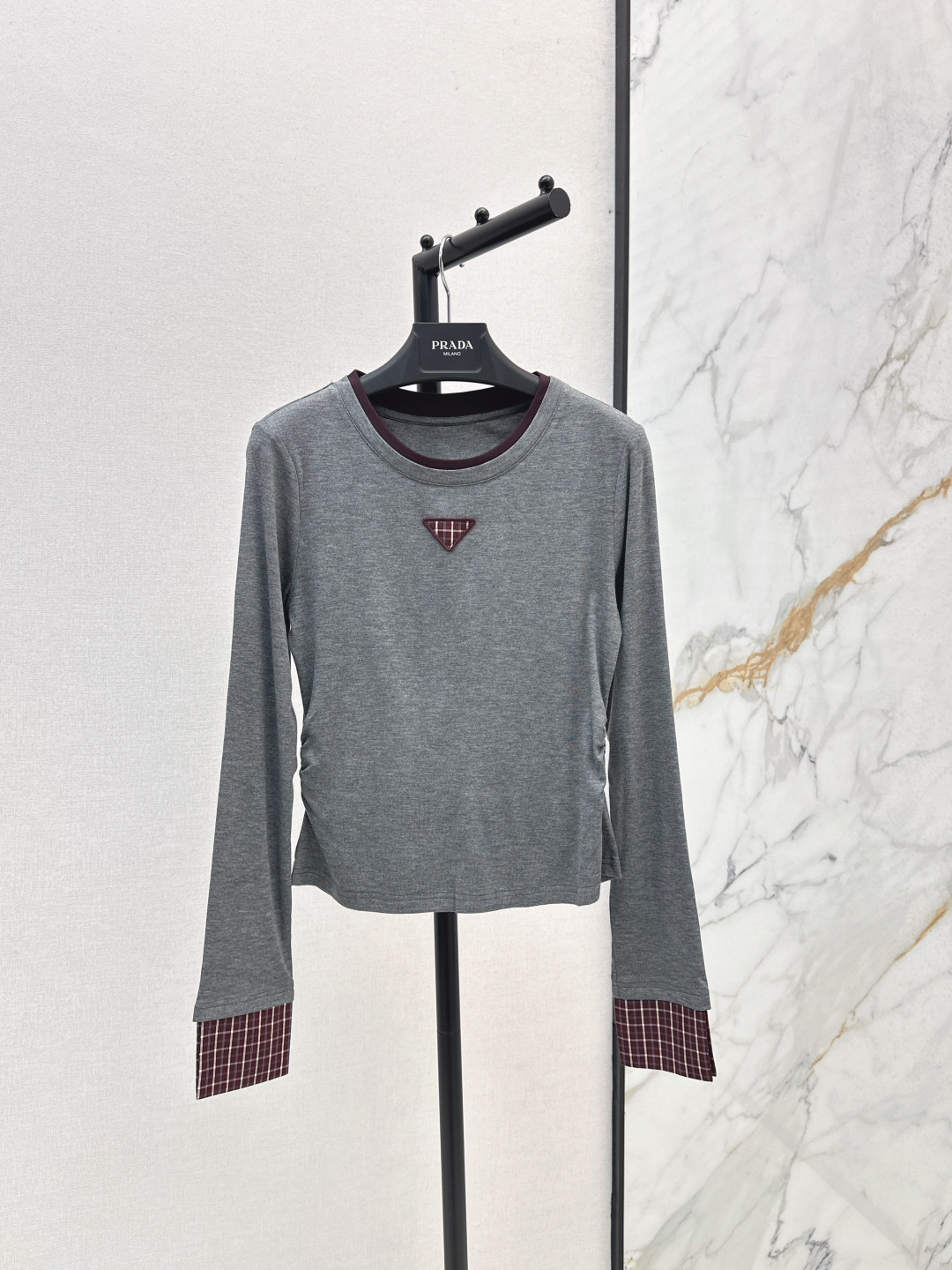 NO:479724,Fashionable design 25Ss————The latest two-piece fake autumn and winter style long-sleeved base shirt. A versatile and practical style. It is made of fine and light cotton. It feels soft and comfortable to wear. It can be worn close to the body. It has a college style and age-reducing feeling. It is fashionable and stylish. It can be worn alone. Four-color spot sml, alexander wang19860909时髦设计 25Ss————秋冬最新款假两件做法长袖打底衫 百搭又实穿的款式 采用精细轻薄棉材质 手感软糯舒适 可以贴身穿 自带学院风减龄感 时髦有型 单穿打底皆可 四色现货发售sml,,alexander wang,Women's clothing