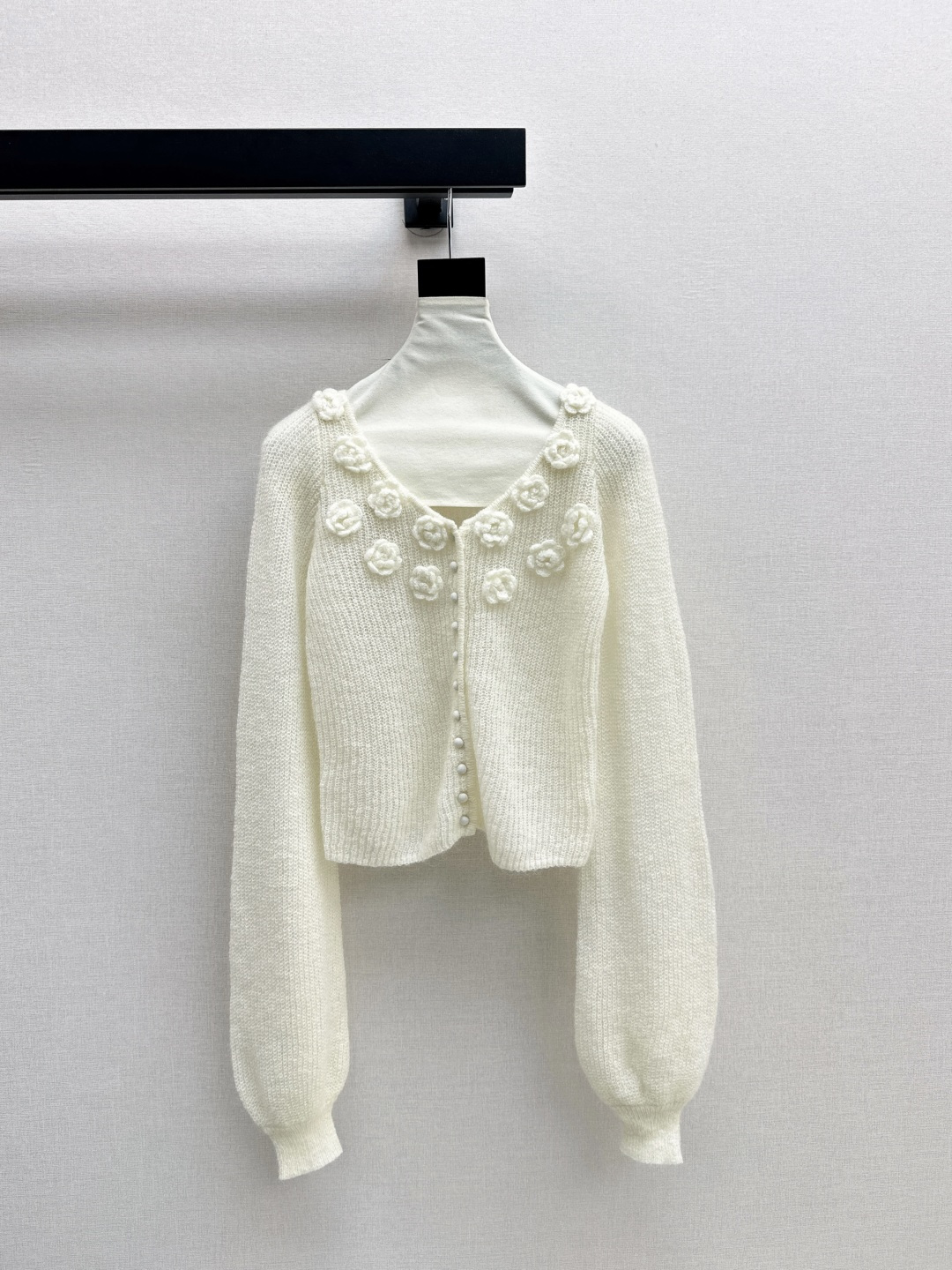 NO:479717,Gentle daily necessities C home 25Ss———The latest style of gentle girls must have three-dimensional flower decoration long-sleeved knitted cardigan in autumn and winter. It’s so easy to match. It’s very gentle and retro style. The fabric span is very large and can be worn to create different flavors. Highly recommended~~ Two colors are available for sale in stock. SML, Chanel, Alexander wang19860909温柔日常必备内搭 C家 25Ss————秋冬最新款温柔女孩必备立体花朵装饰长袖针织开衫 太好搭啦很日常的温柔复古风 面料跨度很大少女熟女都可穿出不同味道 强烈推荐哦～～ 两色现货发售sml,,chanel,alexander wang,Women's clothing