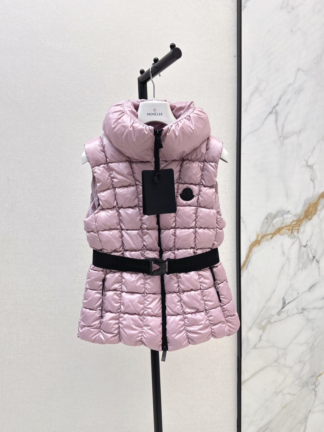 NO:479711,With dust bag Mc 25Ss—————The latest small square black label stand-up collar down jacket vest in autumn and winter. Imported machine pressing grid craftsmanship. Classic H-style. Explain the warmth and warm artifact of the stacked styling of autumn and winter. Light and warm fabric. The gaps of imported machines are exquisite. National standard 90 white goose down filling. yb hardware accessories. Details are very important. Recommended. Two colors are available in stock. 0/1/2., down jacket, alexander wang.19860909配防尘袋Mc 25Ss—————秋冬最新款小方形黑标立领羽绒服马甲 进口机压线格工艺 经典H版型 演绎秋冬叠搭造型保暖神器 轻盈保暖面料 进口机缝隙做工精致 国标90白鹅绒填充 yb五金配件 细节很加分 推荐 两色现货发售0/1/2,,down jacket,alexander wang,Women's clothing