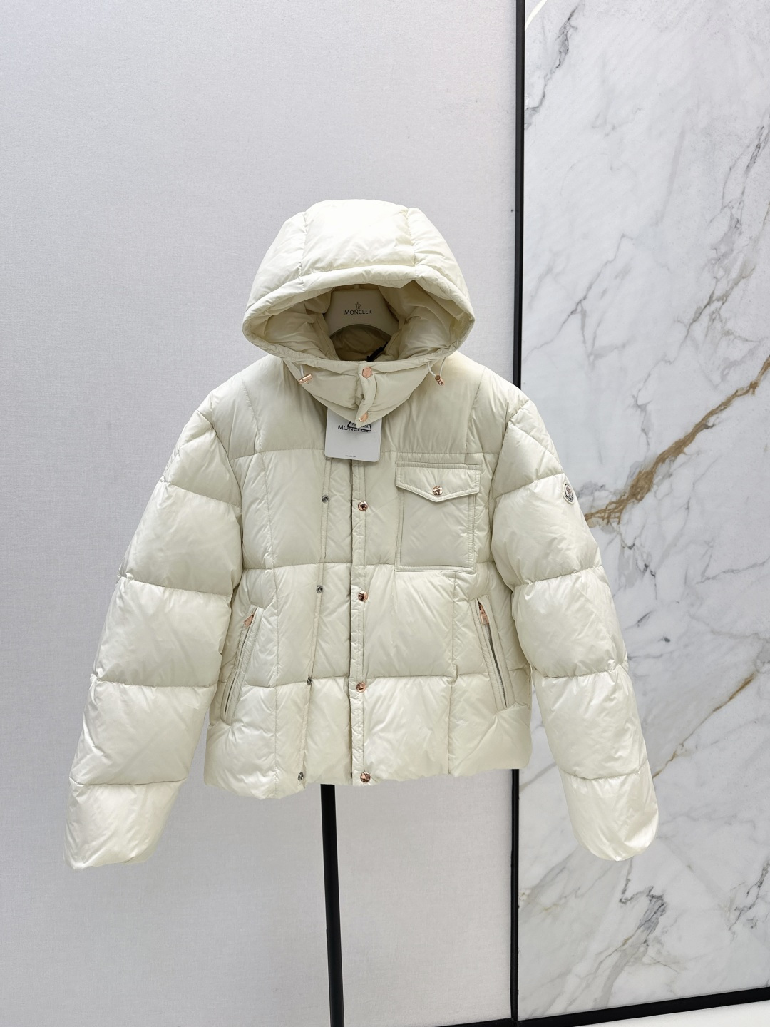 NO:479705,With dust bag Mc 25Ss———The latest hooded bread down jacket in autumn and winter, classic H-shaped three-dimensional tailoring design, fashionable and handsome, national standard 90 white goose down filling, imported memory silk fabric, soft texture, light and comfortable, imported machine sewn three-dimensional press line technology, original hardware accessories, original standard complete, real weight, recommended, two colors 1/2/3/4/5,, jackets & coats, down jacket, hats, alexander wang19860909配防尘袋Mc 25Ss———秋冬最新款连帽面包羽绒服外套 经典H版型立体剪裁版型设计 时髦又帅气 国标90白鹅绒填充 进口记忆丝面料 质感柔软轻盈舒适 进口机缝制立体压线线条工艺 原版五金配件 原唛原标配套齐全 实物重磅有分量 推荐 两色1/2/3/4/5,,jackets & coats,down jacket,hats,alexander wang,Women's clothing