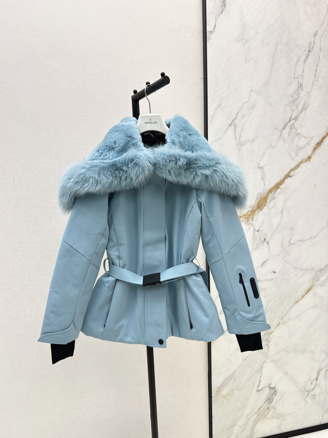Moncler Doudoune Courte Ceinture avec Col en Fourrure - Élégance et Chaleur