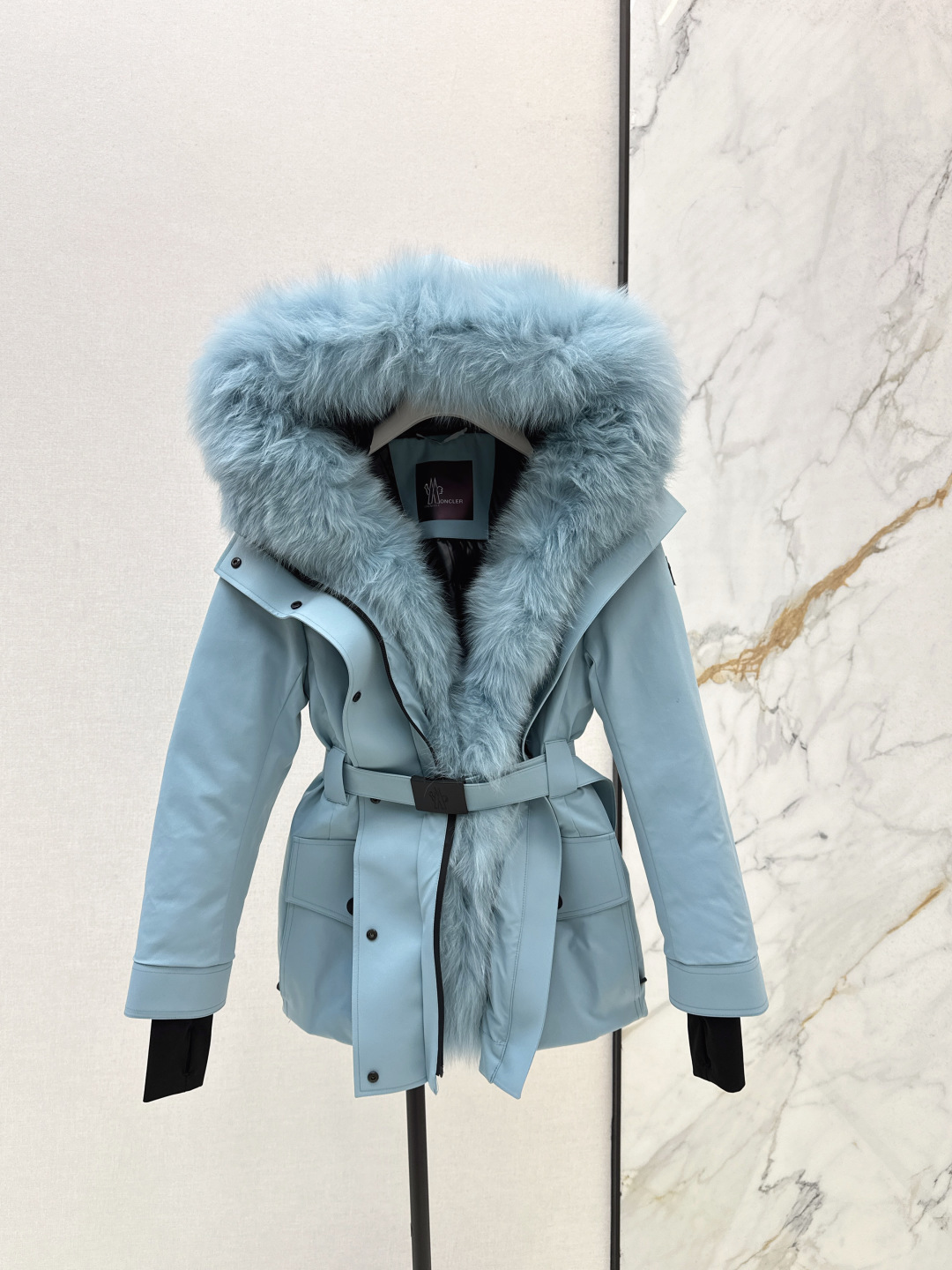 NO:479694,With dust bag MC 25Ss———The latest classic Celac short waist down ski suit in autumn and winter, customization is super invincible, imported Finnish fox big fur collar, genuine developed hardware accessories, all details are handled in place, back logo webbing waist perfect style, excellent upper body effect, versatile and fashionable and handsome, national standard 90 imported velvet filling, counter original memory silk fabric is excellent texture, warm and refuse to be bloated, three colors 0/1/2,, down jacket, alexander wang19860909配防尘袋MC 25Ss———秋冬最新款经典Celac短款收腰羽绒滑雪服 定制超级无敌 进口芬兰狐狸大毛领 正品开发五金配件所有细节处理全面到位 后背logo织带收腰完美版型 上身效果超赞 百搭时髦又帅气 国标90进口绒填充 专柜原版记忆丝面料质感超赞 保暖拒绝臃肿 三色0/1/2,,down jacket,alexander wang,Women's clothing