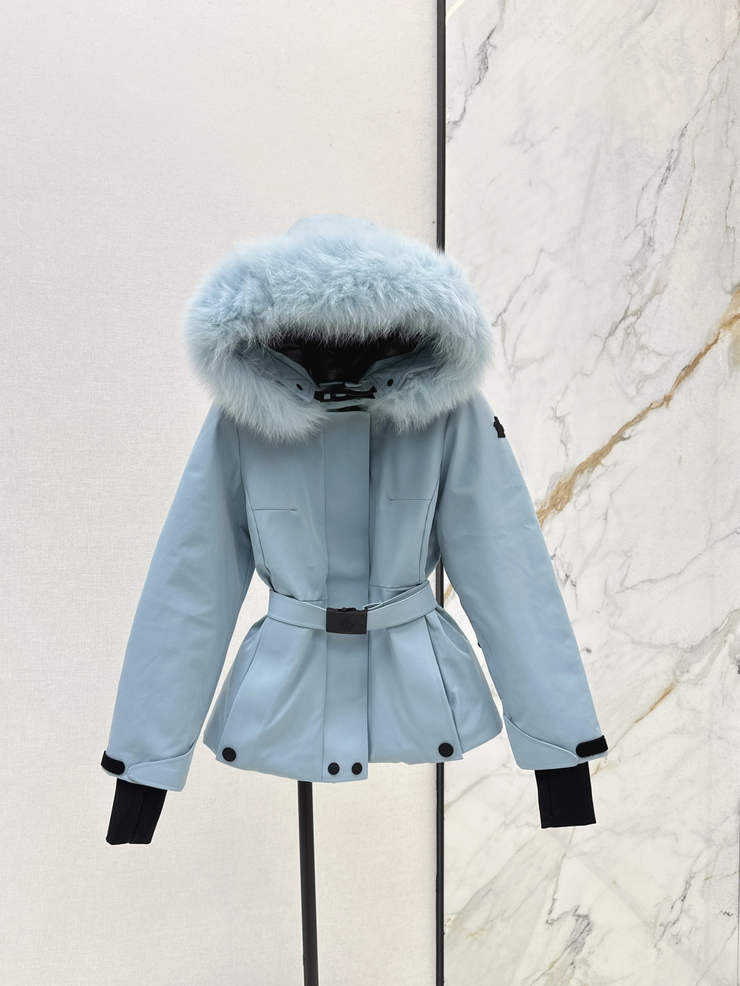 NO:479687,Original quality with dust bag MC 25Ss———The latest classic Celac short waist down ski suit in autumn and winter, customization is super invincible, imported Finnish fox big fur collar, genuine developed hardware accessories, all details are handled in place, back logo webbing waist perfect style, excellent upper body effect, versatile and fashionable and handsome, national standard 90 imported velvet filling, counter original memory silk fabric is excellent texture, warm and refuse to be bloated, four-color smlxl,, down jacket, alexander wang19860909配防尘袋原单品质 MC 25Ss———秋冬最新款经典Celac短款收腰羽绒滑雪服 定制超级无敌 进口芬兰狐狸大毛领 正品开发五金配件所有细节处理全面到位 后背logo织带收腰完美版型 上身效果超赞 百搭时髦又帅气 国标90进口绒填充 专柜原版记忆丝面料质感超赞 保暖拒绝臃肿 四色smlxl,,down jacket,alexander wang,Women's clothing