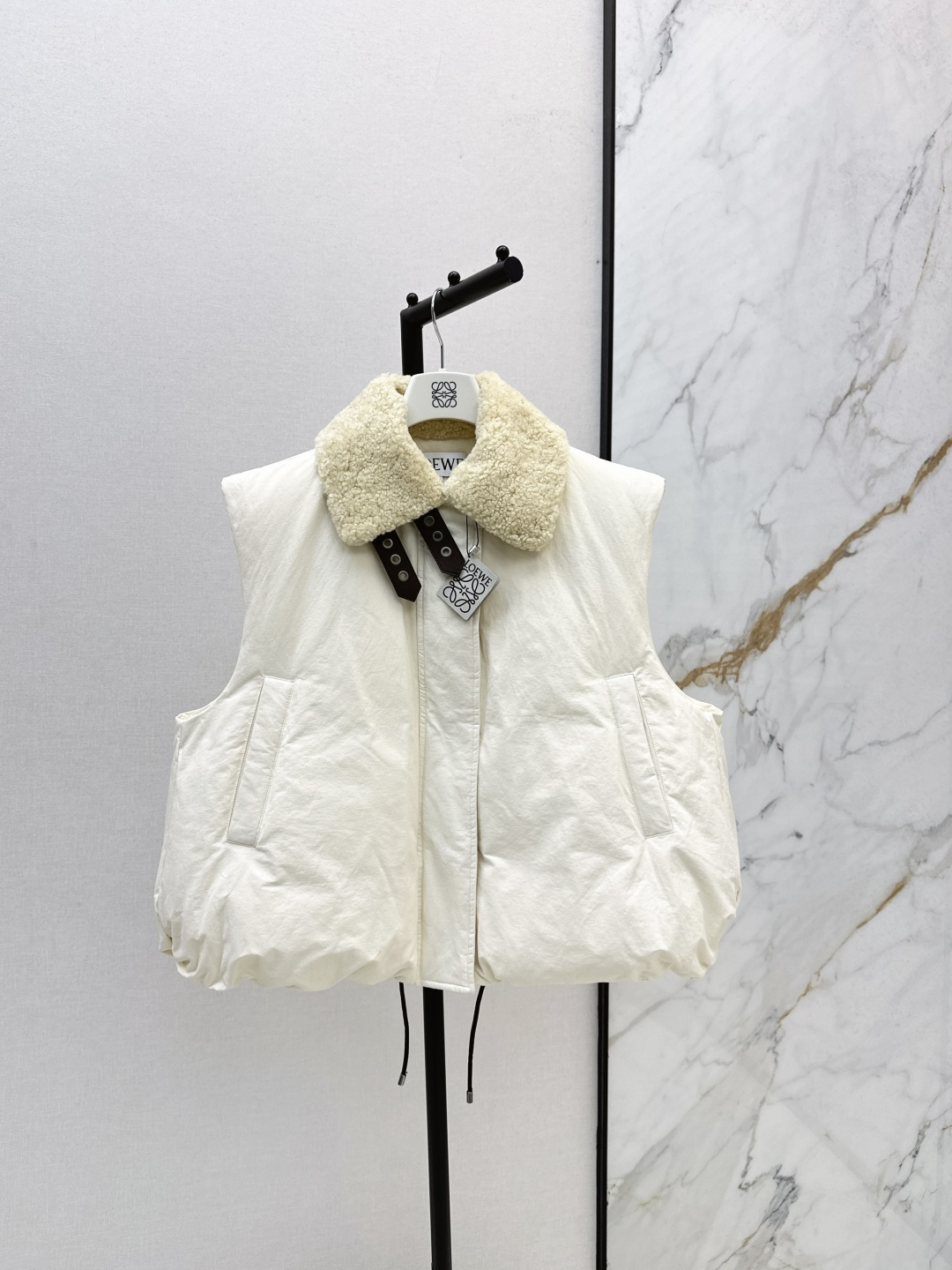 NO:479674,With dust bag Loe 25Ss——The new autumn and winter lamb fur collar bread down jacket vest is super cute and loose balloon silhouette. The style is amazing, the cool style is a fashionable and warmth tool for winter. Customized heavy technology cotton blend fabric. It is wear-resistant. Cream white and black are both super good-looking~ National Standard 90 white goose down filled with huge thick and soft giant warmth. Removable leather real lamb fur collar. Classic logo embroidered patch pockets. Back decorative leather embossed logo logo patch yb develops a full set of buttons and hardware accessories. The inside and outside details are perfectly restored. The workmanship is very good. Recommended. Two colors are available in stock. Sml, loewe, down jacket, alexander wang19860909配防尘袋Loe 25Ss———秋冬新款拼羊羔毛领面包羽绒服马甲超可爱宽松气球廓形 版型绝绝子,巨酷版型是冬日时髦保暖神器 定制重磅科技棉质混纺面料 实穿耐磨 奶油白和黑色两个色都超级好看~ 国标90白鹅绒填充巨厚实软乎乎的巨保暖 可拆卸皮革真羊羔毛领 内部经典logo徽标刺绣贴袋 后背装饰皮革压花logo徽标贴片 yb开发全套扣子和五金辅料 里外细节完美还原 做工非常赞 推荐 两色现货发售sml,,loewe,down jacket,alexander wang,Women's clothing