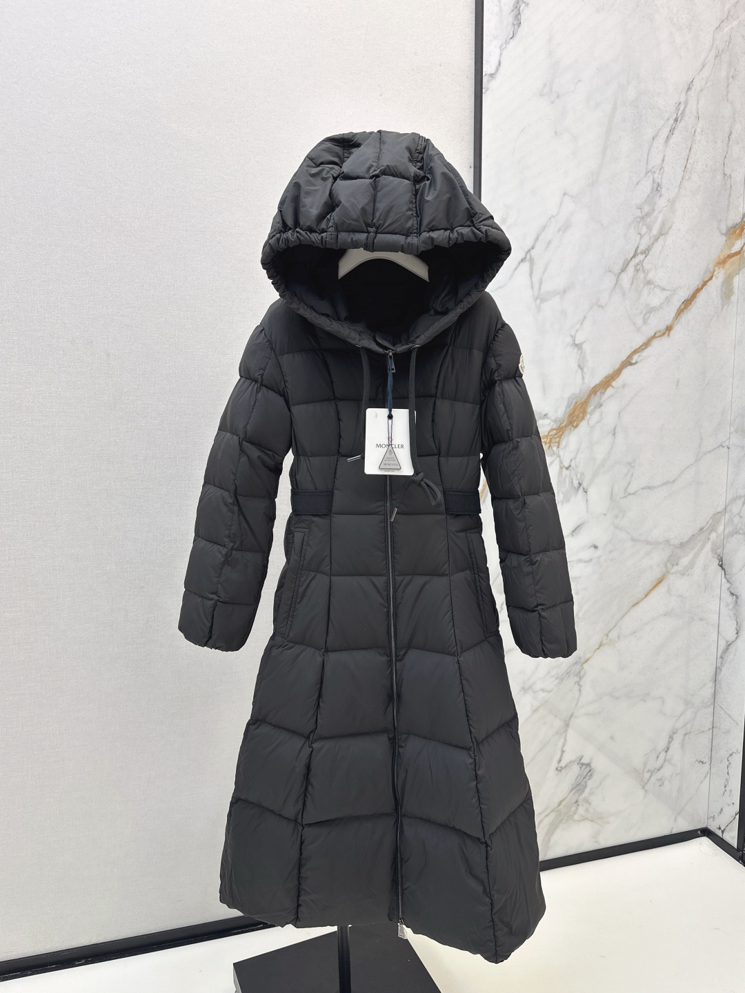 NO:479667,With dust bag Mc 25Ss———The latest autumn and winter style waist-hung-covered hooded over-knee down jacket Hooded design Genuine developed hardware accessories all details are handled in place, waist-hung-closed perfect fit and upper body effect is excellent, goddess must have, versatile and fashionable and handsome, national standard 90 imported white goose down filling, counter original memory silk fabric is upright and stylish, warm and refuses to be bloated, one color smlxl, down jacket, hats, alexander wang19860909配防尘袋Mc 25Ss————秋冬最新款收腰连帽过膝长款羽绒服 连帽设计 正品开发五金配件所有细节处理全面到位 收腰完美版型上身效果超赞 女神必备 百搭时髦又帅气 国标90进口白鹅绒填充 专柜原版记忆丝面料质感立挺有型 保暖拒绝臃肿 一色smlxl,,down jacket,hats,alexander wang,Women's clothing