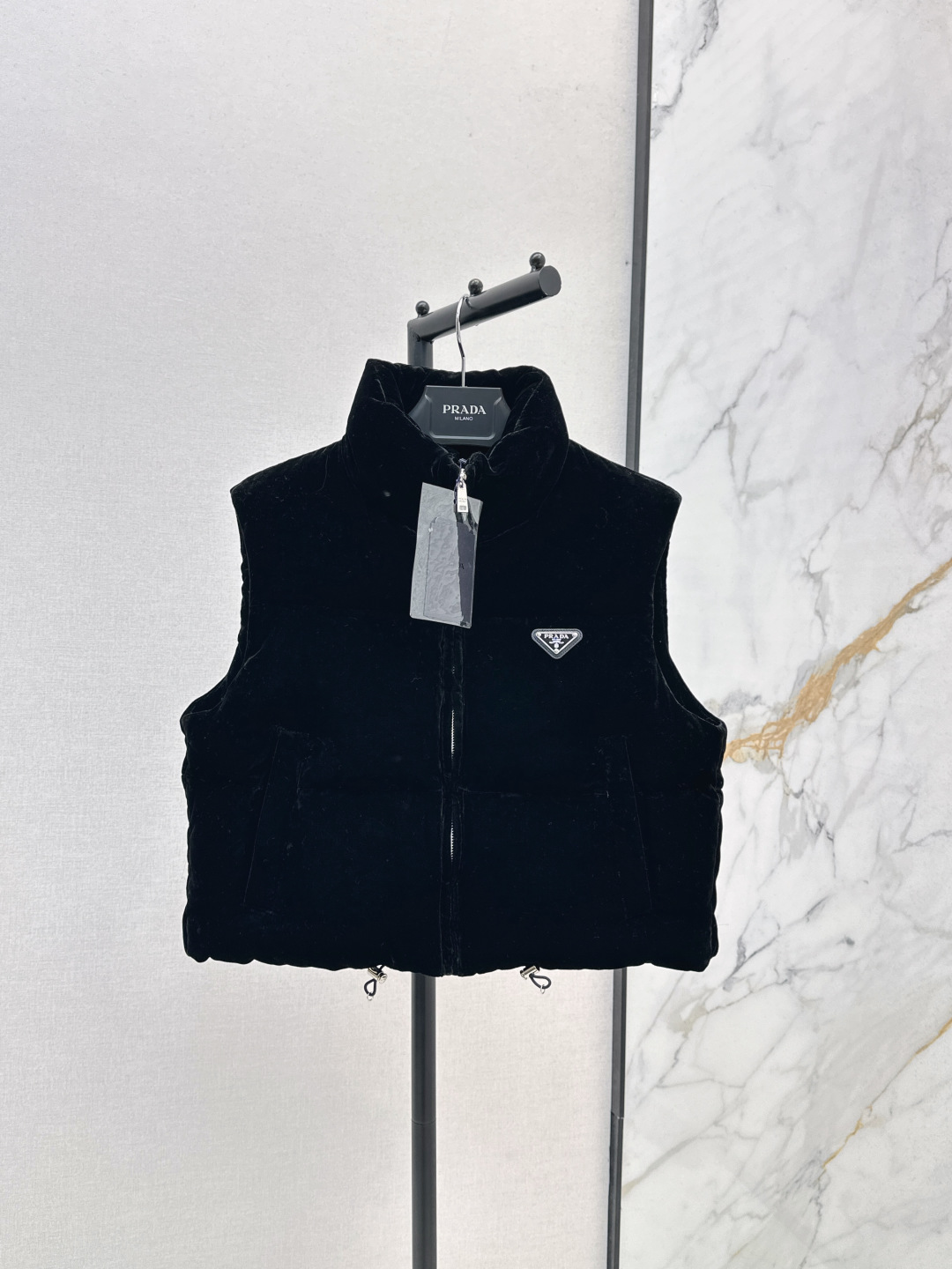 Prada Gilet en Velours Noir, Coupe Classique, Confort et Chaleur pour l'Automne