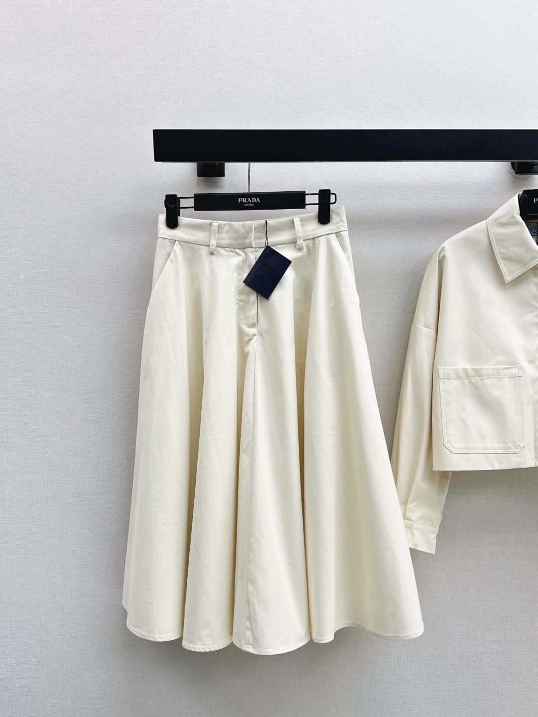 NO:479649,Recommended single models PD 25Ss———The latest style of autumn and winter handsome and fashionable functional style suits, short lapel jacket + umbrella skirt, super high-quality series, never tired of wearing, three-dimensional and stylish large skirt, handsome and functional style, the upper body has a handsome feeling, a set of matching three-seven ratios makes you look taller and slimmer, one color is developed separately, SML skirts, skirts, jackets & coats, alexander wang19860909爆单款推荐 PD 25Ss———秋冬最新款帅气时髦机能风套装小短款翻领外套+伞状半裙 实穿性超高的系列 百穿不厌 立体有型的大裙摆 帅气机能风 上身自带帅气感 一套搭配三七比例既视感显高显瘦 一色分开发 现货发售sml 半裙,,skirts,jackets & coats,alexander wang,Women's clothing