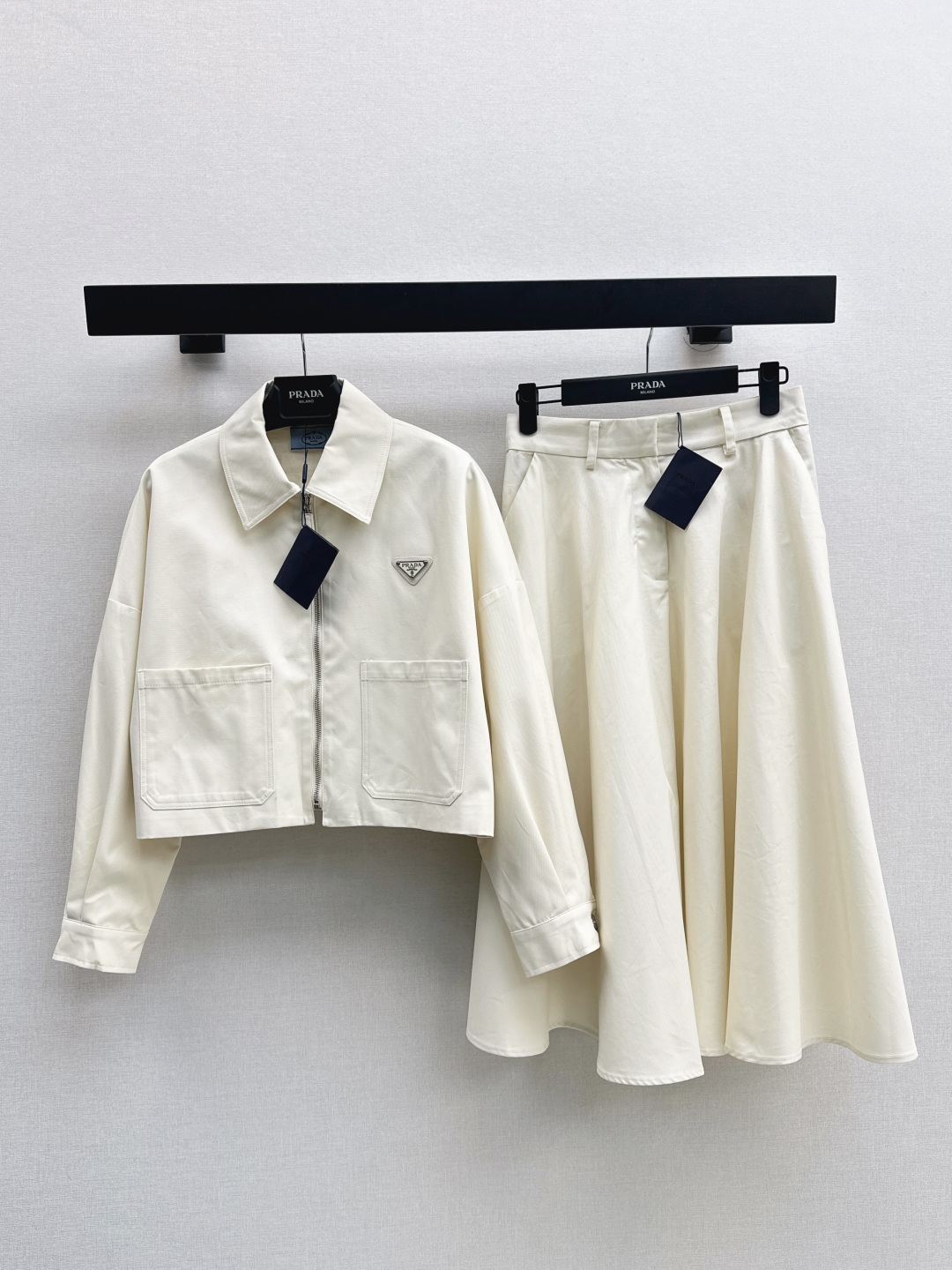 Prada Damespak - Korte Jas & Uitlopende Rok - Stijlvolle Functionele Set