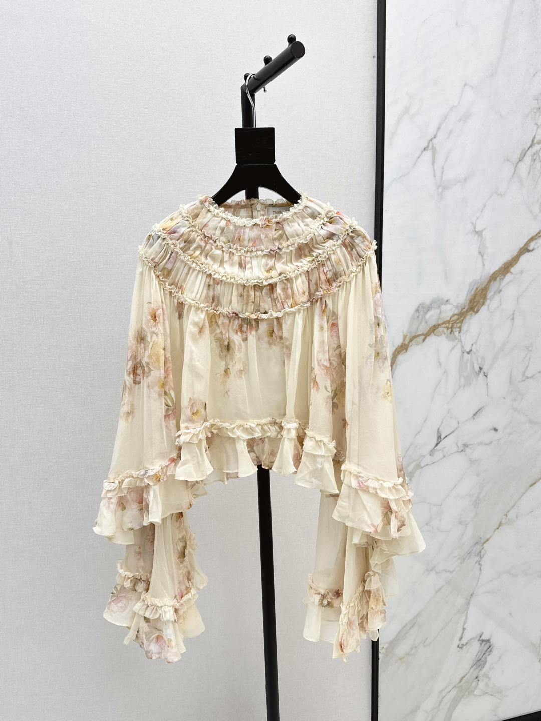 NO:481237,Exclusive first release Zimmen-M 25Ss————The latest vacation style printed tops in early autumn, elegant and fresh vacation style. Elegant pattern printed romantic and elegant white and rich beauty must-have items. 100% silk fabric. One-color spot-on smlxl, real silk, alexander wang19860909独家首发 Zimmen-M 25Ss———早秋最新款度假风印花上衣淡雅清新的度假风气息 优雅图案印花浪漫优雅的白富美必备单品 百分百真丝面料 一色现货发售smlxl,,real silk,alexander wang,Women's clothing