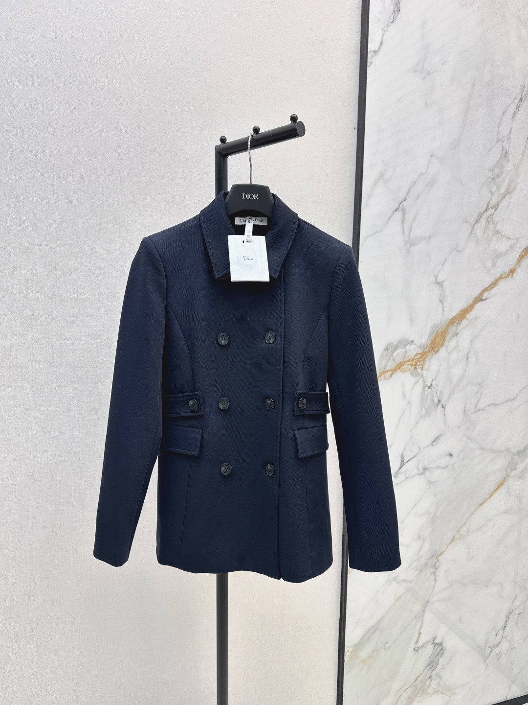 NO:481141,CD 25Ss————The latest classic lapel double-breasted suit jacket in autumn and winter. Custom twill suit fabric is crisp and stylish and high-end. The double-breasted design enhances the layering of the clothes. The belt incorporates the graceful figure. The double-sided pocket decoration illuminates the shape. Simple design creates an elegant outline. Charming British elegant temperament style. Two colors are available for sale in stock. Sml, Jackets & coats, business suit, alexander wang19860909CD 25Ss————秋冬最新款经典翻领双排扣西装外套 定制斜纹西装面料质感挺括有型又高级 双排扣设计提升衣服层次感 腰带融入勾勒曼妙身形 双侧口袋装饰点亮造型 简约设计打造优雅的轮廓 魅力英伦优雅气质风 两色现货发售sml,,jackets & coats,business suit,alexander wang,Women's clothing