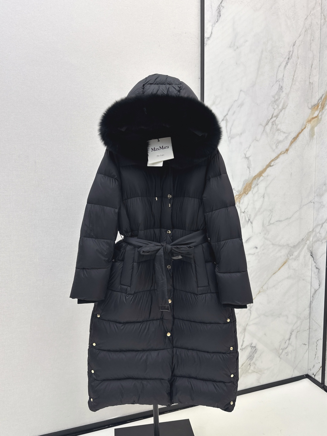 NO:481175,With dust bag Max 25Ss———The latest autumn and winter super large fur collar strap waist long hooded down jacket. Classic waist strap waist long hooded style. The upper body is super slim. Original mold opening logo decoration. Clean and neat tailoring style. The upper body is versatile and fashionable and handsome. National Standard 90 imported white goose down filling. Warm and refuse to be bloated. Extra large fox fur collar decoration. Luxury sense UPUP!  !  The upper body is so beautiful that I have no friends. Original hardware accessories. Recommended. Three colors are available for sale in stock. Smlxl, down jacket, hats, alexander wang.19860909配防尘袋Max 25Ss———秋冬最新款超大毛领绑带束腰长款连帽羽绒服 经典腰部系带收腰长款版型 上身超显瘦 原版开模logo装饰 干净利落剪裁版型 上身百搭时髦又帅气 国标90进口白鹅绒填充 保暖拒绝臃肿 超大狐狸毛领装饰 奢华感UPUP！！上身美到没朋友 原版五金配件 推荐 三色现货发售smlxl,,down jacket,hats,alexander wang,Women's clothing