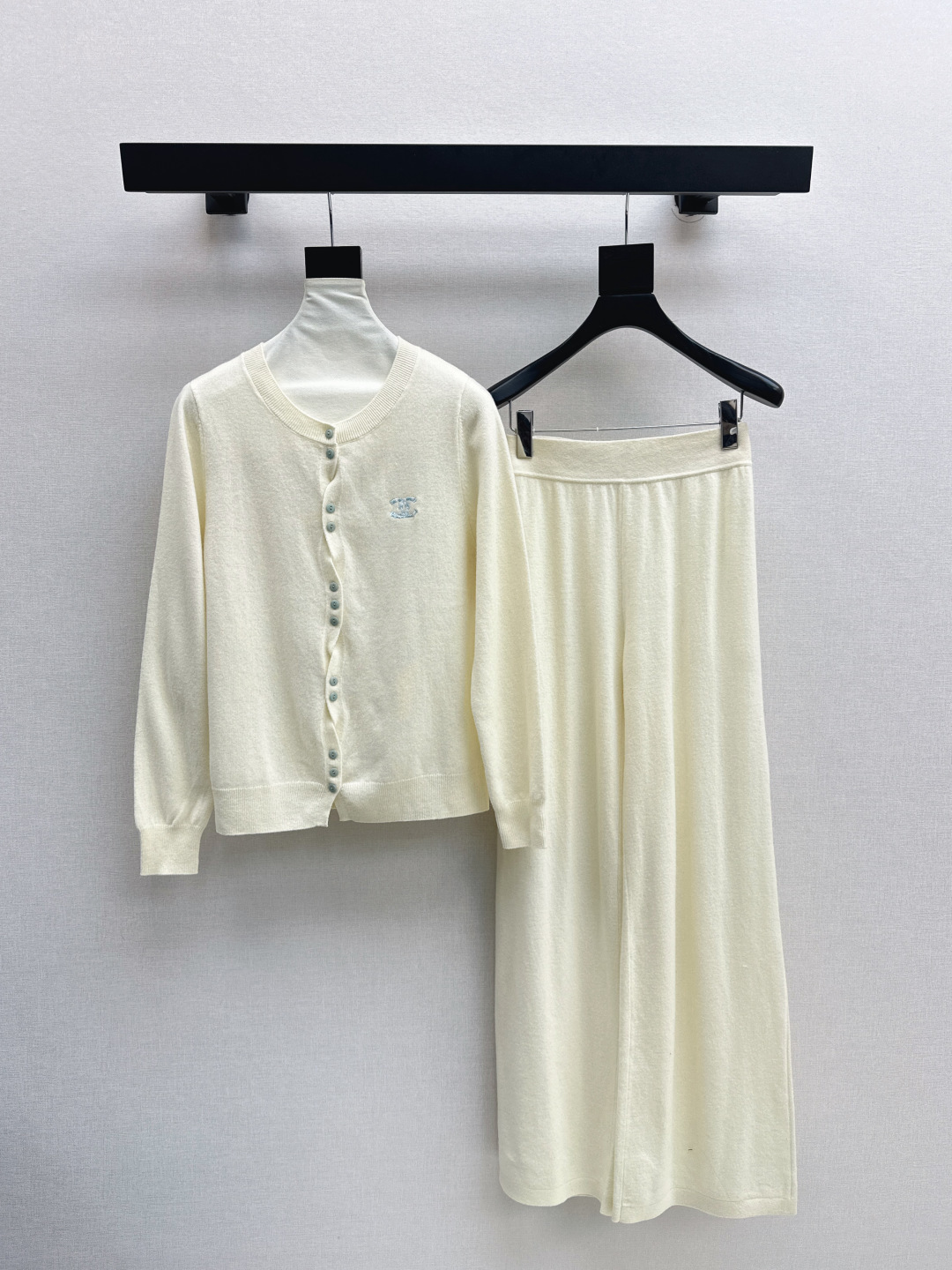 NO:481167,C home 25Ss———The latest lazy style wool suit in autumn and winter logo letter embroidery knitted cardigan + straight pants 100% thickened worsted wool yarn fabric Simple and atmospheric lazy style, durable, warmth and appearance are both online~~ The most practical and versatile boutique, the base layered in autumn and winter, daily high-end!  !  Extra elasticity and body shape for sale. Three-color sml, chanel, alexander wang19860909C家 25Ss———秋冬最新款慵懒风羊毛套装logo字母刺绣针织开衫+直筒裤 百分百加厚精纺羊毛纱线面料 简约大气慵懒版型 经久耐穿 保暖度和颜值却都在线～～最实穿百搭的精品 秋冬打底叠穿日常高级！！超大弹力不挑身材一套出售 三色sml,,chanel,alexander wang,Women's clothing