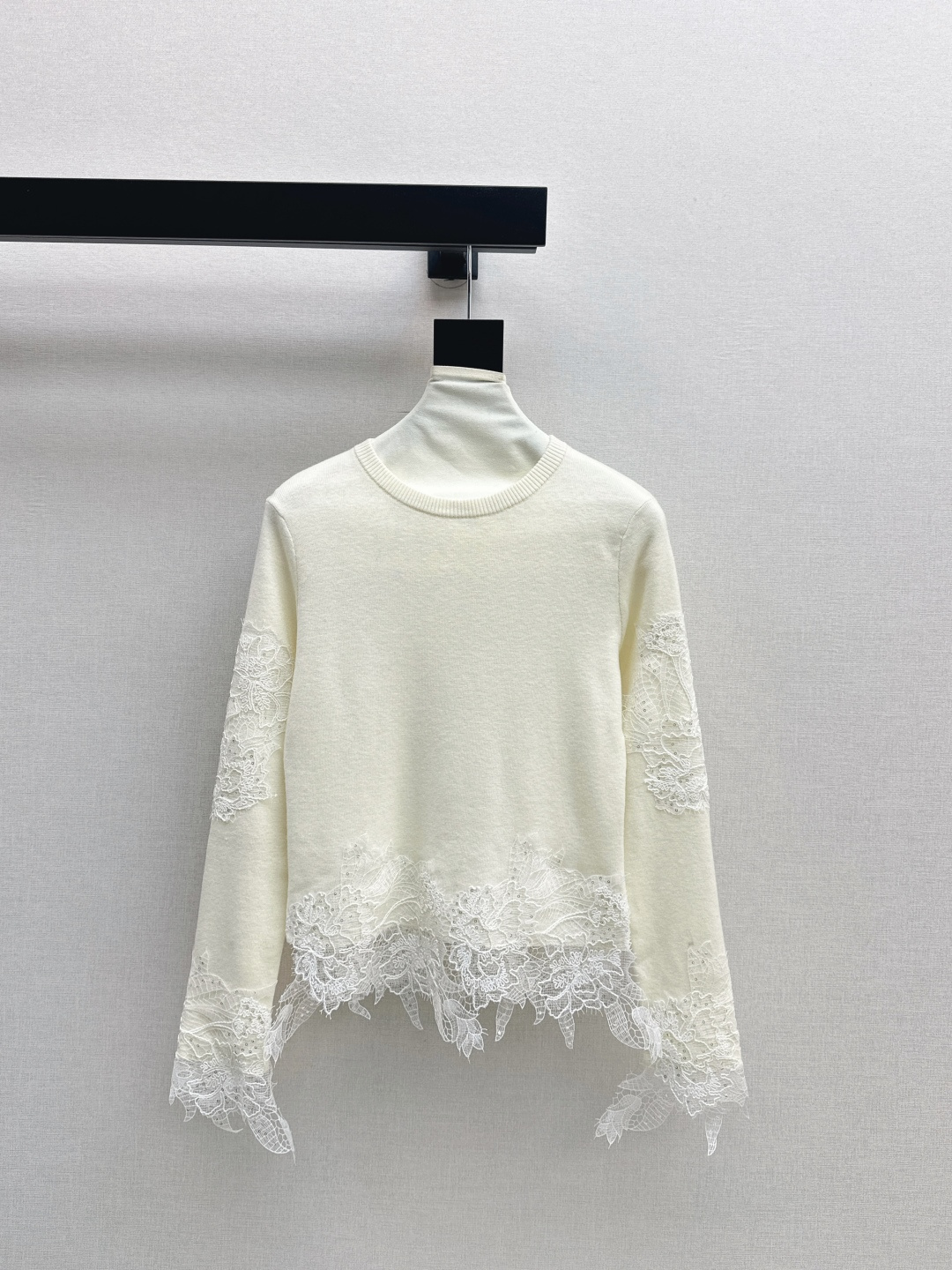 NO:481123,Es 25Ss——————The latest lace spliced ​​long-sleeved sweater in early autumn, 100% high-quality wool fabric, exquisite spliced ​​lace lace looming skin, upper body wool cut, waist lace carving, three-dimensional floral hollow design, lively and vivid posture during walking, white like fresh and elegant black aura and softness coexist, two colors are on sale in stock,,sweaters,alexander wang19860909Es 25Ss————早秋最新款蕾丝拼接长袖毛衣 百分百优质羊毛面料 精致拼接蕾丝花边若隐若现的透肤 上半身羊毛剪裁 腰部蕾丝雕花 立体花卉镂空设计 行走间灵动生姿 白色如清新淡雅黑色气场与柔美并存 两色现货发售sml,,sweaters,alexander wang,Women's clothing