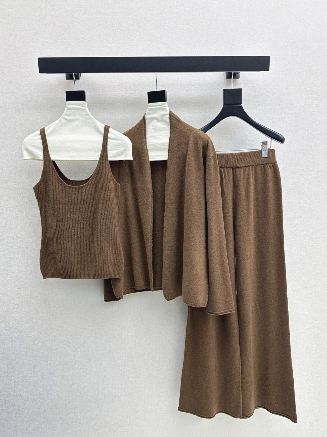 NO:481182,Max 25Ss——The latest lazy style wool suit in autumn and winter, U-neck suspender + cardigan + straight pants, 100% thickened worsted wool yarn fabric, simple and atmospheric lazy style, durable, warmth and appearance are both online~~ The most practical and versatile quality, everyday high-end, base layered in autumn and winter!  !  Extra large elasticity and body shape for sale. Three-color sml, alexander wang19860909Max 25Ss———秋冬最新款慵懒风羊毛套装U领吊带+开衫+直筒裤 百分百加厚精纺羊毛纱线面料 简约大气慵懒版型 经久耐穿 保暖度和颜值却都在线～～最实穿百搭的精品 秋冬打底叠穿日常高级！！超大弹力不挑身材一套出售 三色sml,,alexander wang,Women's clothing