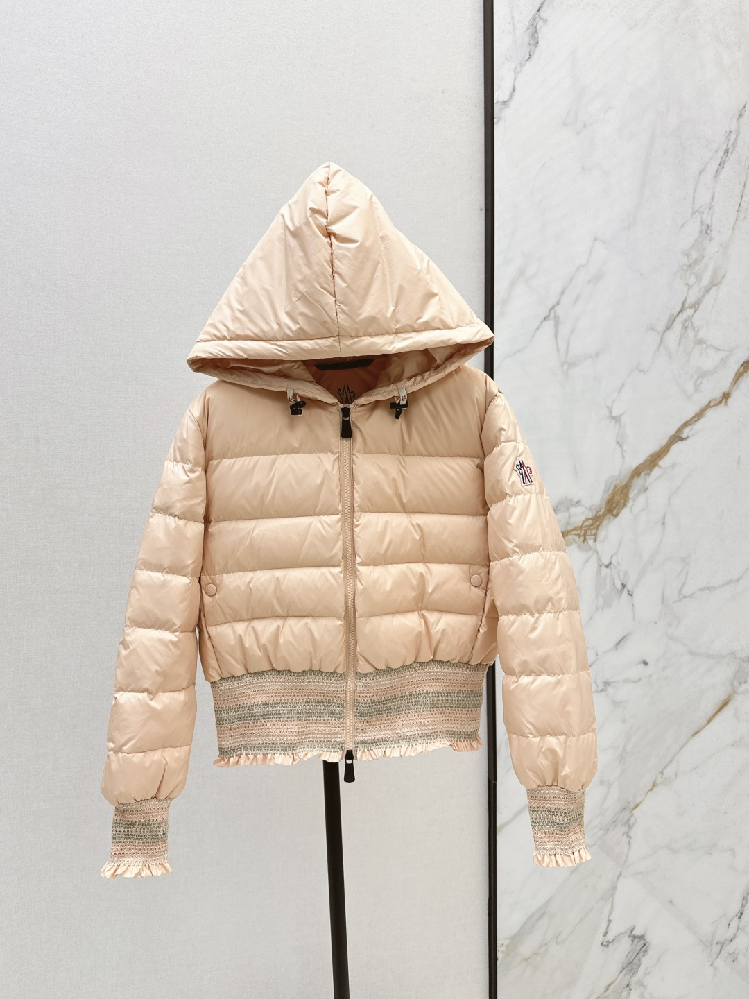 NO:481157,With dust bag Mc 25Ss———The latest autumn and winter style, short hooded down jacket, classic style, three-dimensional waist-closing tailoring, fashionable and handsome, national standard 90 white goose down velvet filling, imported memory silk fabric, soft texture, light and comfortable, imported machine sewn three-dimensional pressing rhombus line craft, original hardware accessories, original standard complete, real weight, recommended, two colors are available in stock 1/2/3,, jackets & coats, down jacket, hats, alexander wang19860909配防尘袋Mc 25Ss———秋冬最新款打揽收腰小短款连帽羽绒服外套 经典版型立体收腰剪裁版型设计 时髦又帅气 国标90白鹅绒填充 进口记忆丝面料 质感柔软轻盈舒适 进口机缝制立体压线菱形线条工艺 原版五金配件 原唛原标配套齐全 实物重磅有分量 推荐 两色现货发售1/2/3,,jackets & coats,down jacket,hats,alexander wang,Women's clothing