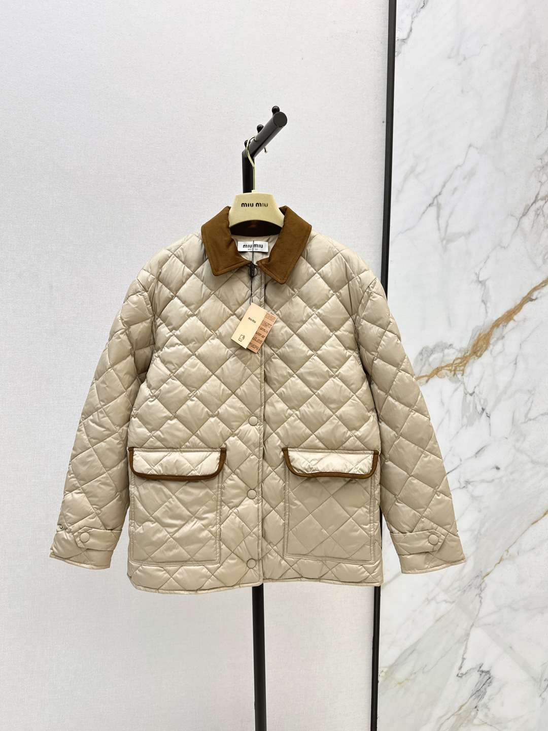 NO:481149,Recommended single model with dust bags Miu 25Ss———The latest diamond quilted contrasting lapel with long down jacket with deer leather element lapel + flip pocket details H classic version of autumn and winter stacking style Warm artifact age-reducing girls versatile and handsome Light and warm fabric Two colors on sale in stock sml, miumiu, jackets & coats, down jacket, alexander wang19860909配防尘袋爆单款推荐 Miu 25Ss————秋冬最新款菱形绗缝撞色翻领长款羽绒外套鹿皮绒元素翻领+翻盖口袋细节设计 H经典版型演绎秋冬叠搭造型 保暖神器 减龄少女百搭又帅气 轻盈保暖面料 两色现货发售sml,,miumiu,jackets & coats,down jacket,alexander wang,Women's clothing