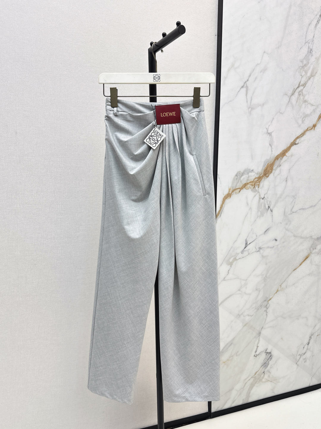 بنطلون Loewe بتصميم أنيق وخصر مرتفع مزين بلوحة جلدية بشعار العلامة التجارية