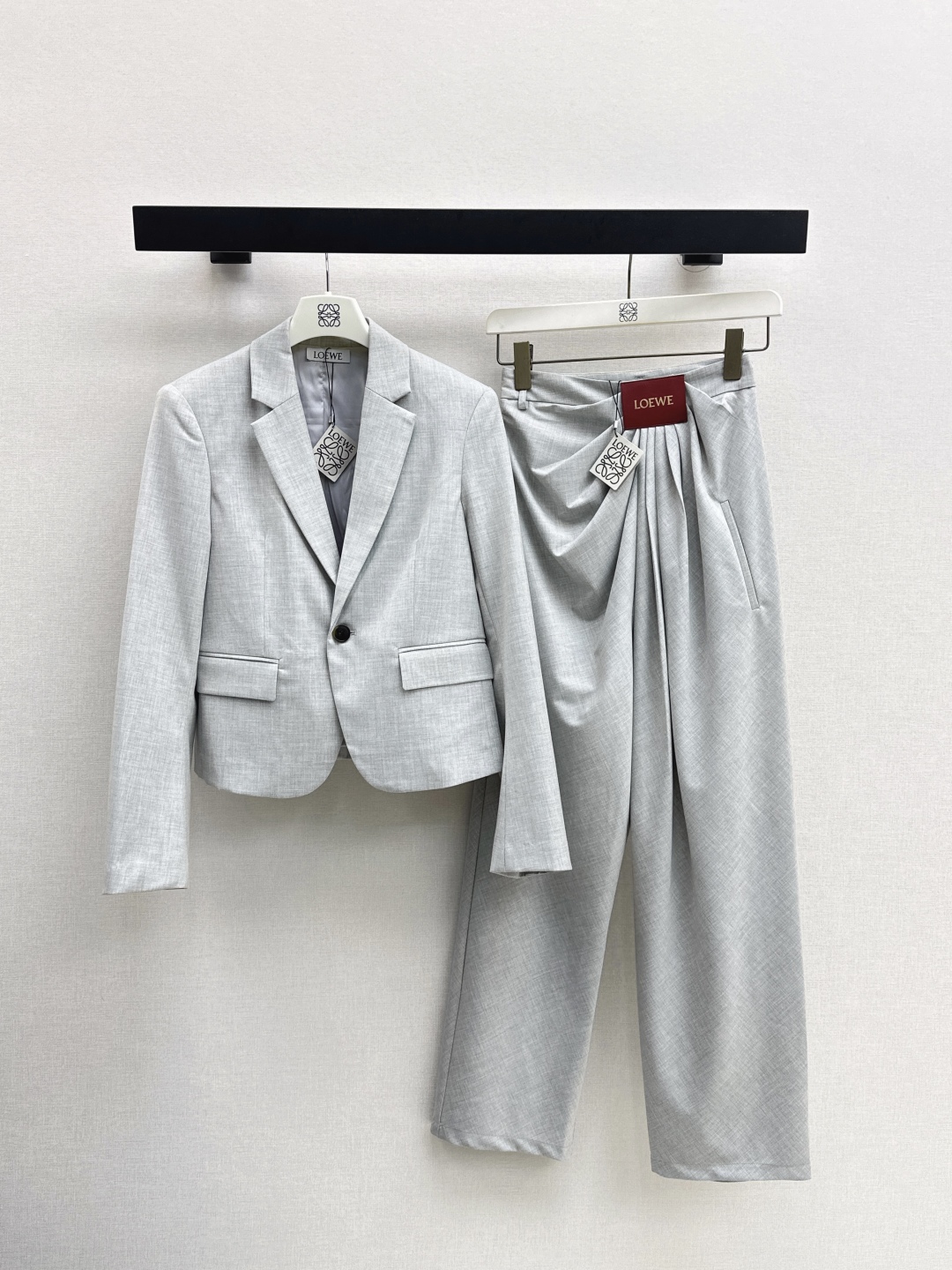 Loewe Ensemble tailleur Femme Gris Clair avec Veste Courte et Pantalon Plissé