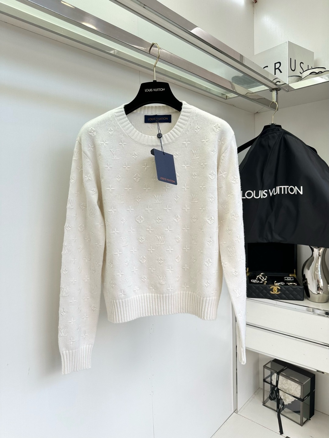 Louis Vuitton Pull en Cachemire avec Broderie Intégrale Motif Monogram, Blanc