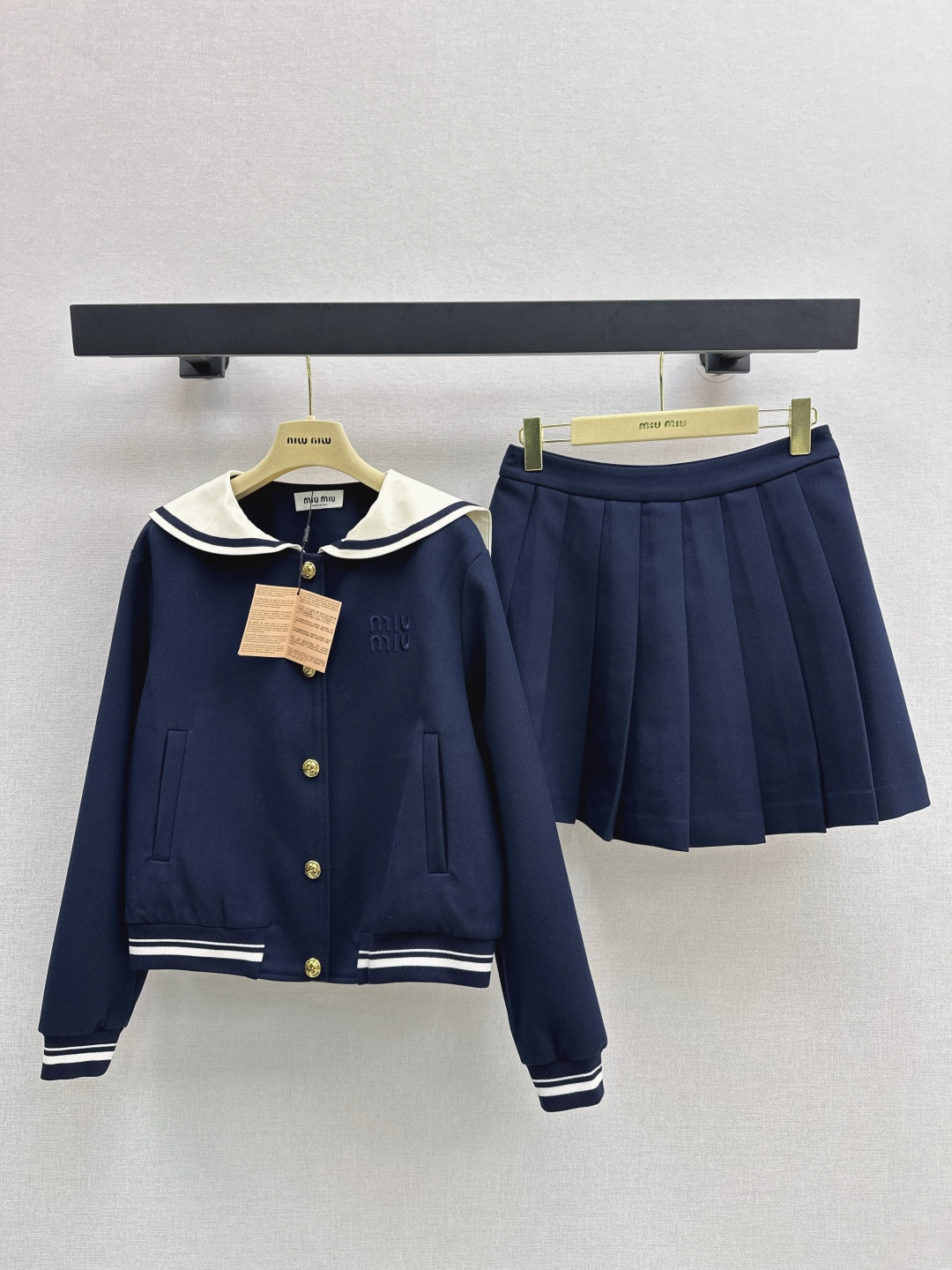 NO:483336,Miu 25Ss———The latest autumn and winter style age-reducing college style outfit suit Navy contrasting lapel jacket + pleated skirt. The style is super fashionable. The upper body is inadvertently advanced. The effortless fashionable. The overall simple and elegant. The silhouette is comfortable to wear. Intellectual and elegant. Create a cool and high-end feeling. One set. SML is available in stock. Miumiu, skirts, jackets & coats, alexander wang.19860909Miu 25Ss————秋冬最新款减龄学院风穿搭套装海军撞色翻领外套+压褶半裙 版型超洋气 上身就一整个不经意的高级 毫不费力的时髦 整体简约大方 廓形穿着舒适 知性大气 打造飒爽高级感 一套出 一色现货发售sml,,miumiu,skirts,jackets & coats,alexander wang,Women's clothing