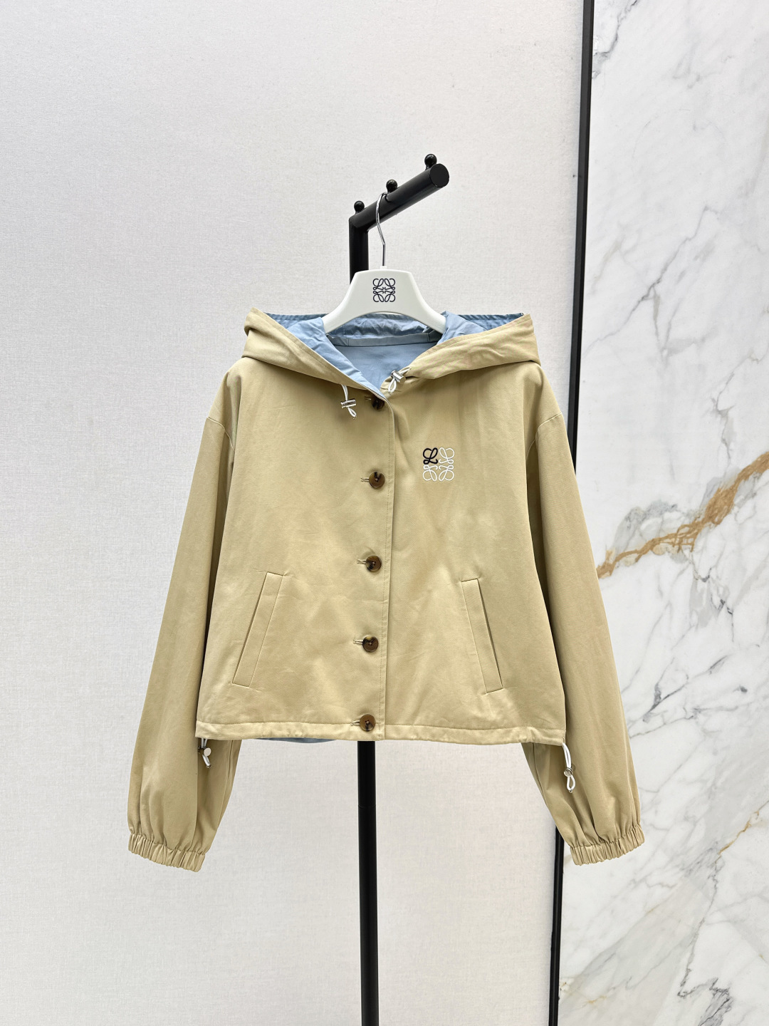 NO:483315,Loe 25Ss————The latest jacket with a beautiful appearance in autumn and winter. The double-sided design looks so good. It is relaxed and moderate. Real fashion sense. The logo pattern on the chest is embroidered. The whole style is full of energy. It has a casual and handsome temperament. It can be sweet or salty. Two colors are available for sale in stock. Sml, loewe, jackets & coats, jackets & coats, alexander wang19860909Loe 25Ss————秋冬最新款颜值敲扛打的夹克外套 双面穿设计太好看了 松弛有度 实实在在的时髦感 胸前logo图案刺绣 整个版型上身精气神 自带休闲帅气气质 可甜可盐 两色现货发售sml,,loewe,jackets & coats,jackets & coats,alexander wang,Women's clothing