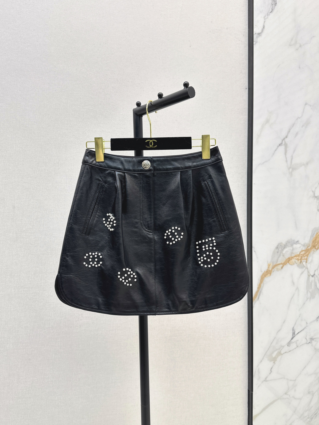 Chanel Leren Mini-Rok met Logo en Strass Details - Stijlvolle Damesmode