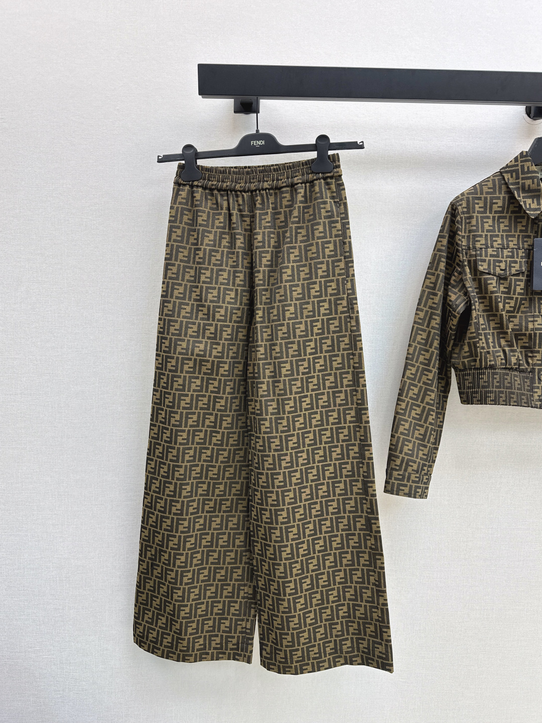 NO:483286,FD 25Ss———The latest classic presbyterian FF letter jacquard trousers in autumn and winter. The elastic waist design is neat and straight wide-leg pants. The style is versatile and handsome. The upper body is casual and handsome. The retro and modern high-end tone match. Fashionable interpretation of various styles. Recommend a set of matching. One color is available for sale in stock. Alexander wang.19860909FD 25Ss———秋冬最新款经典老花FF字母提花长裤 松紧腰设计利落直筒阔腿裤版型百搭不挑人 上身随性帅气 复古又摩登的高级色调搭 时髦演绎各种风格 推荐一套搭配 一色现货发售sml,,alexander wang,Women's clothing