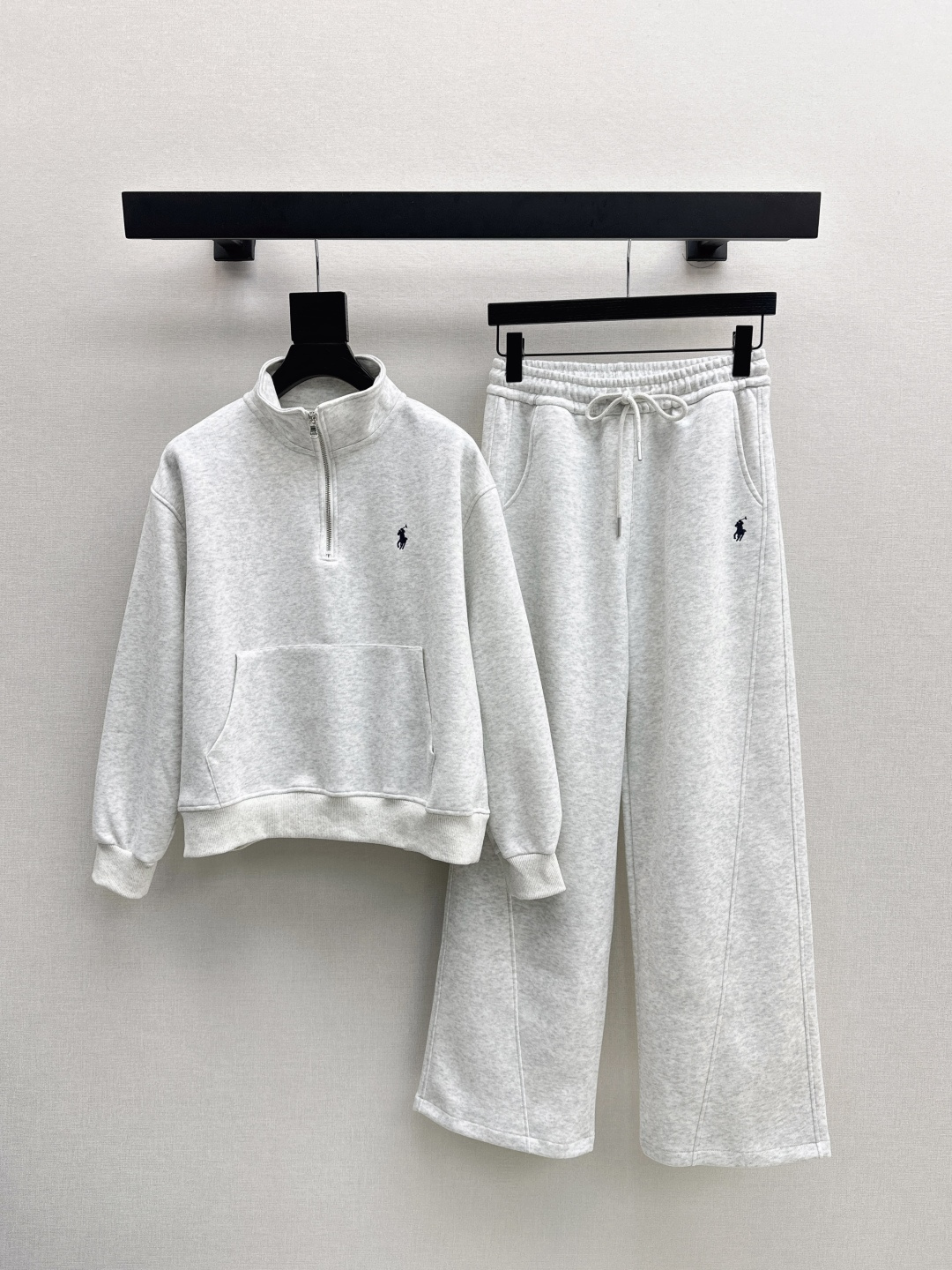 NO:483320,RL 25Ss———The latest classic logo design in autumn and winter, casual suit stand-up collar casual sweatshirt + elastic waist casual pants. The overall style is simple and elegant, but it reveals small details of the design everywhere. The overall outline is small and loose. It is very inclusive. The upper body covers the flesh and looks slim. It shows youthful vitality in one second. One set of three colors is available for sale in stock. SML, hoodie, sweatshirts, alexander wang19860909RL 25Ss————秋冬最新款经典标志标设计休闲套装立领休闲卫衣+松紧腰休闲裤 整体版型简约大方 但又处处透露着设计小细节 整体都是小宽松的轮廓 包容性大 上身遮肉显瘦 一秒穿出青春活力感 一套出 三色现货发售sml,,hoodie,sweatshirts,alexander wang,Women's clothing