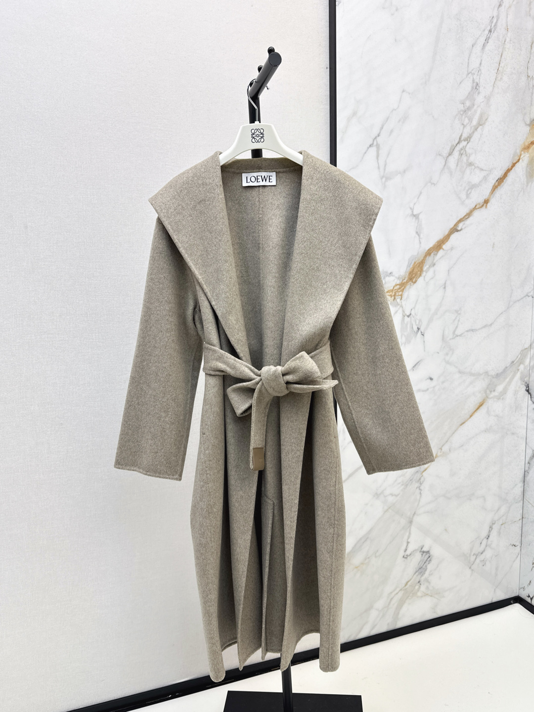 معطف طويل من الصوف على الوجهين بياقة كبيرة للنساء من Loewe