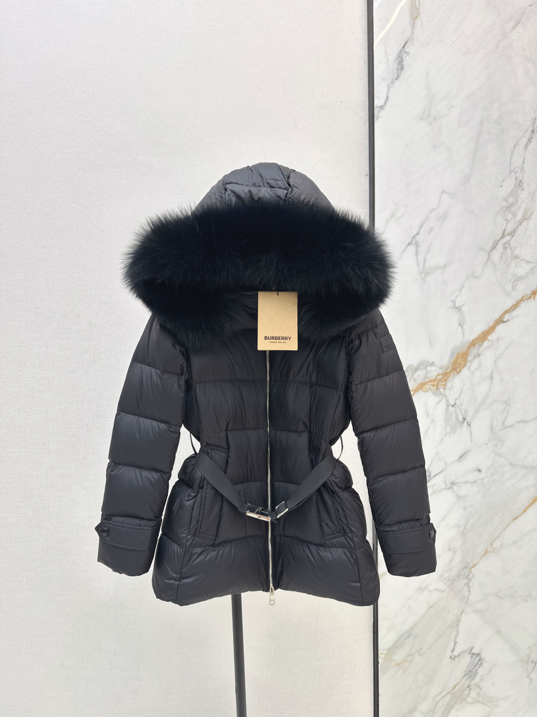 Burberry Doudoune Courte à Capuche et Fourrure Noire avec Ceinture