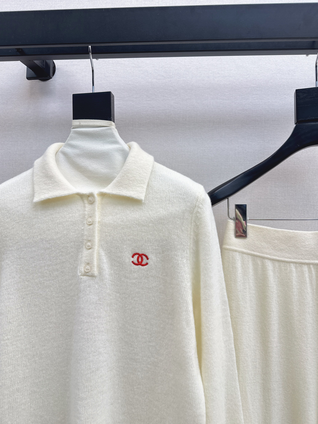 Elegant Wool Knit Set with Embroidered Logo - Timeless Style & Comfort 5 cmp i1756615312000 825 0 3