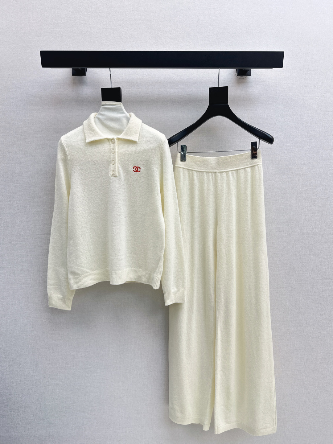 Elegant Wool Knit Set with Embroidered Logo - Timeless Style & Comfort 2 cmp i1756615312001 9666 0 0