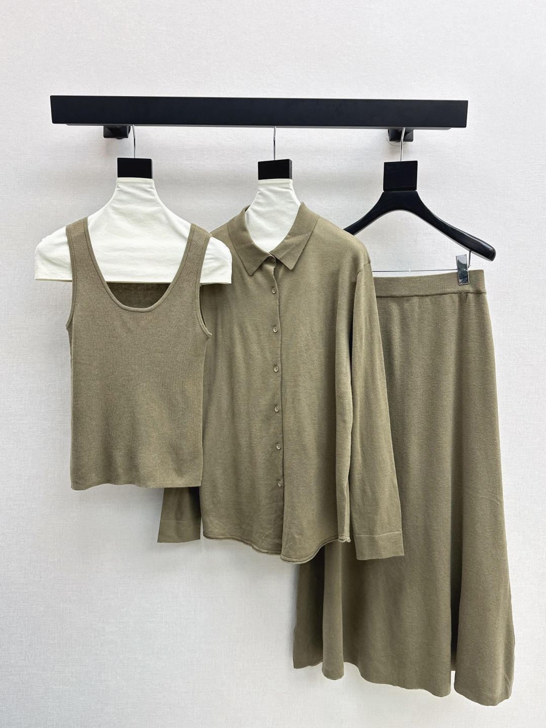 NO:483220,Max 25Ss——The latest lazy style wool suit in autumn and winter, U-neck sleeveless vest + loose shirt-style long-sleeved sweater + elastic waist skirt. 100% worsted wool yarn fabric. Simple and atmospheric lazy style. Durable, warmth and appearance are both online~~ The most practical and versatile boutique. The daily high-end layering of autumn and winter!  !  Extra elasticity and body shape for sale. Three colors are available for sale in stock. SML 6, Skirts, Sweaters, Shirts, Alexander wang19860909Max 25Ss———秋冬最新款慵懒风羊毛套装U领无袖背心+宽松衬衫式长袖毛衣+松紧腰半裙 百分百精纺羊毛纱线面料 简约大气慵懒版型 经久耐穿 保暖度和颜值却都在线～～最实穿百搭的精品 秋冬打底叠穿日常高级！！超大弹力不挑身材一套出售 三色现货发售sml 6,,skirts,sweaters,shirts,alexander wang,Women's clothing