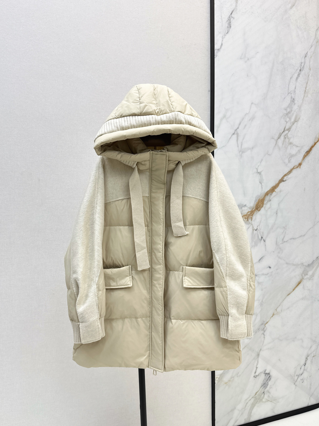 NO:483239,With dust bag Max 25Ss———The latest style of scattered cashmere hooded mid-length down jacket in autumn and winter. The spliced ​​wool sleeves have a great design~~Classic Os tailoring and splicing method, freeze-in-line sewing, classic fashionable and handsome, national standard 90 velvet imported recycled nylon fabric with excellent texture, imported machine sewing Recommended Four-color sml, down jacket, hats, alexander wang19860909配防尘袋Max 25Ss————秋冬最新款拼接羊绒连帽中长款款羽绒服 拼接羊毛袖子设计感很赞～～经典Os剪裁搭配拼接做法 机缝定格 经典时髦又帅气 国标90绒进口再生尼龙面料质感超赞 进口机缝制 推荐 四色sml,,down jacket,hats,alexander wang,Women's clothing