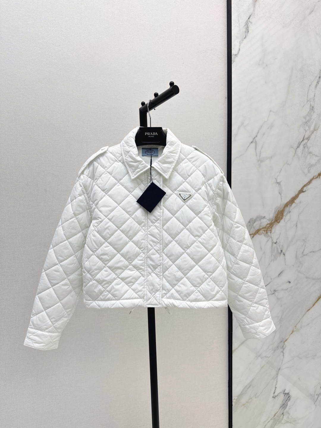 NO:483233,Recommended single model PD 25Ss———The latest double-sided diamond quilted cotton short jacket in autumn and winter classic metal triangle logo low-key and fashionable hem drawstring + H-style tailoring autumn and winter stacking warm artifact British style versatile and handsome light cotton warm surface Imported machine gap details Two colors on sale in stock sml, Jackets & coats, alexander wang19860909爆单款推荐 PD 25Ss————秋冬最新款双面菱形绗缝夹棉短款外套经典金属三角标低调又时髦 下摆抽绳+H版型剪裁 秋冬叠搭造型保暖神器 英伦风百搭又帅气 轻盈夹棉保暖面 进口机缝隙细节 两色现货发售sml,,jackets & coats,alexander wang,Women's clothing