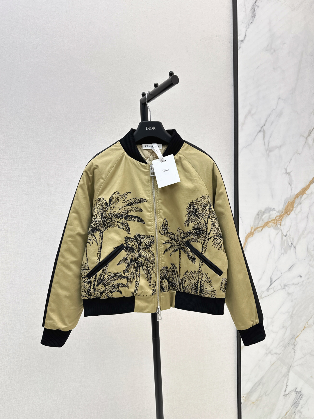 NO:483225,Recommended single-style CD 25Ss———The latest autumn and winter ribbed spliced ​​coconut print flight jacket cotton jacket must-have this season. It looks so good~ Classic silhouette short design style casual and handsome retro age-reducing Nerito checked cotton making, full of details, sml on sale in stock, Jackets & coats, Jackets & coats, alexander wang19860909爆单款推荐 CD 25Ss————秋冬最新款罗纹拼接椰树印花飞行夹克棉服外套本季必入的爆单系列款 太好看啦～ 经典廓形小短款设计版型 休闲帅气复古减龄 内里藤格纹夹棉做法 细节感拉满 一色现货发售sml,,jackets & coats,jackets & coats,alexander wang,Women's clothing