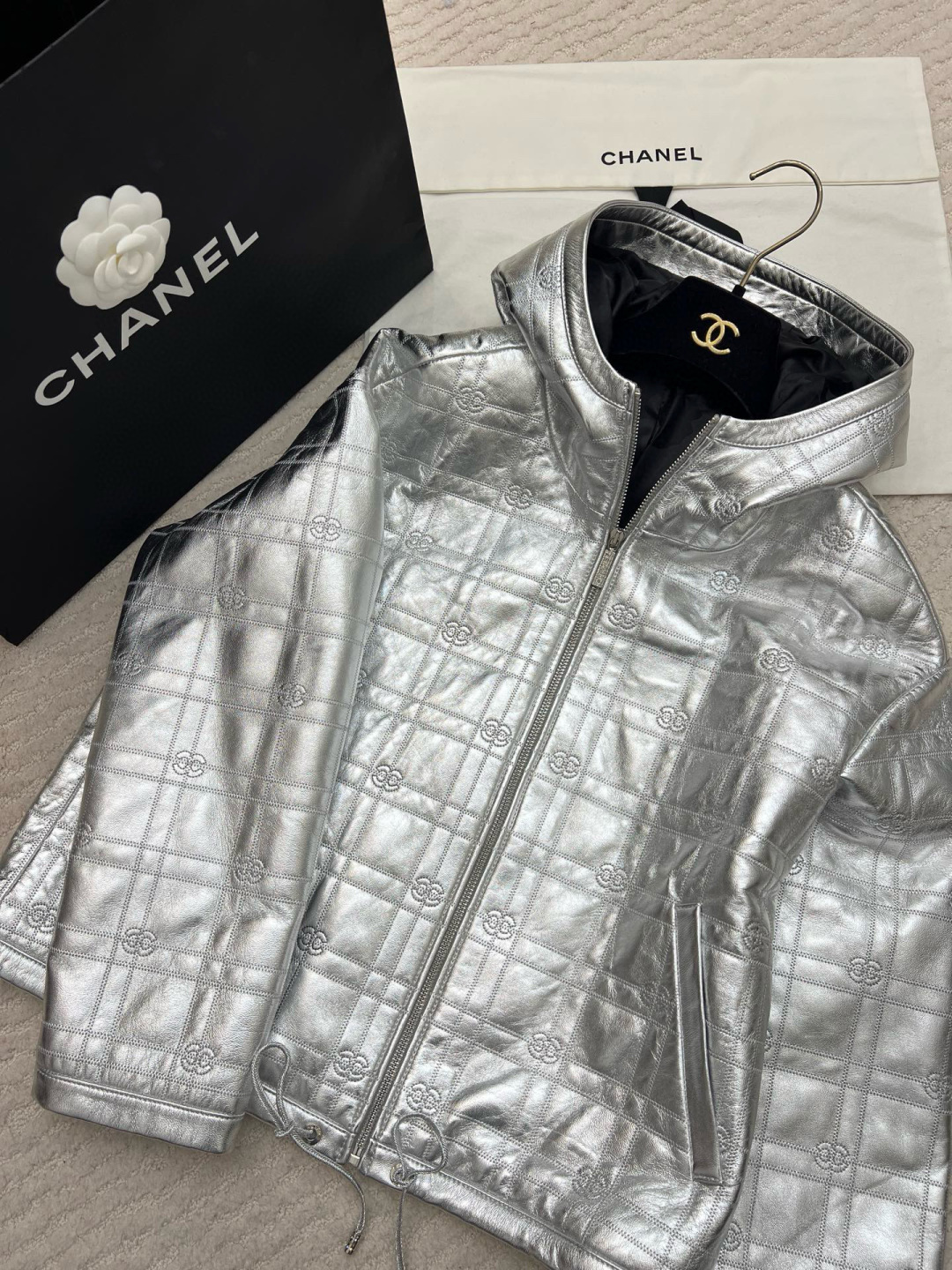 Chanel Zilveren Leren Jas met Capuchon - Stijlvol en Comfortabel