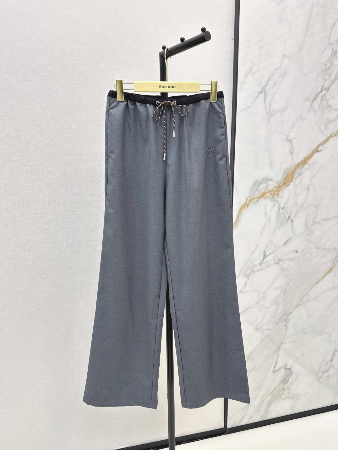 NO:484184,Miu 25Ss———The latest contrasting color elastic waist drawstring straight trousers in autumn and winter are full of drooping. Wide-leg straight trousers style. Slim waist-edged and contrasting color. Exquisite and durable details highlight the brand style. Present a casual college old money style. Wide-leg modified leg shape. Effectively elongated proportions. Inclusive figure makes the outfit fashionable and fashionable. Must-have items for four seasons. Two colors are available in stock. Sml, miumiu, alexander wang19860909Miu 25Ss————秋冬最新款撞色松紧腰抽绳直筒裤垂感十足 阔腿直筒长裤版型 细腰封包边撞色 精致耐看的细节突出品牌格调 呈现随性学院老钱风格 阔腿修饰腿型 有效拉长比例 包容身材让穿搭时髦洋气 四季必备单品 两色现货发售sml,,miumiu,alexander wang,Women's clothing