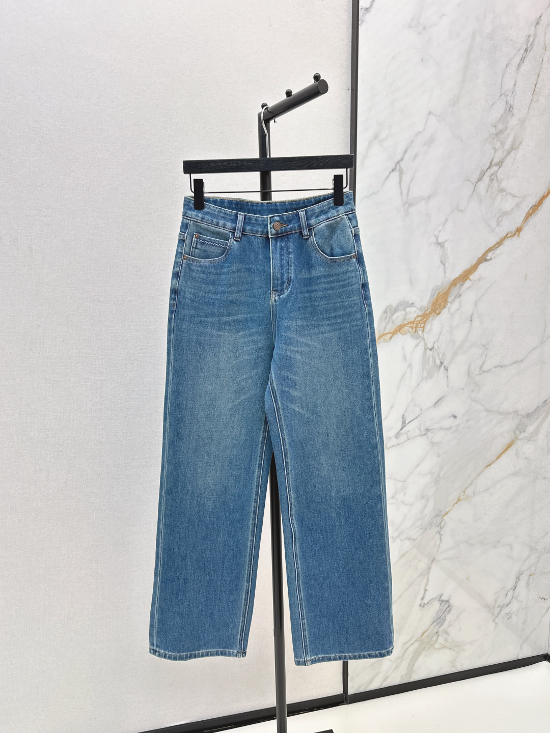 NO:484183,Fashionable niche design 25Ss—————The latest versatile minimalist style straight jeans in early autumn. They are simply a long-legged artifact for walking. Straight-shaped style, not picky and versatile. Wear a jacket and T-shirt at will. The key is that it will not be outdated for how long it takes to wear. It is worth collecting and looking at. The details are also in place. Smlxlxxl, jeans, jackets & coats,tees, t-shirt, alexander wang19860909时髦小众设计 25Ss————早秋最新款百搭极简风直筒牛仔裤 简直就是行走的显长腿神器 直筒的版型 不挑人又百搭 外套T恤随意搭 重点是穿多久都不会过时 值得收藏特别耐看 细节也很到位 一色现货发售smlxlxxl,,jeans,jackets & coats,tees，t-shirt,alexander wang,Women's clothing