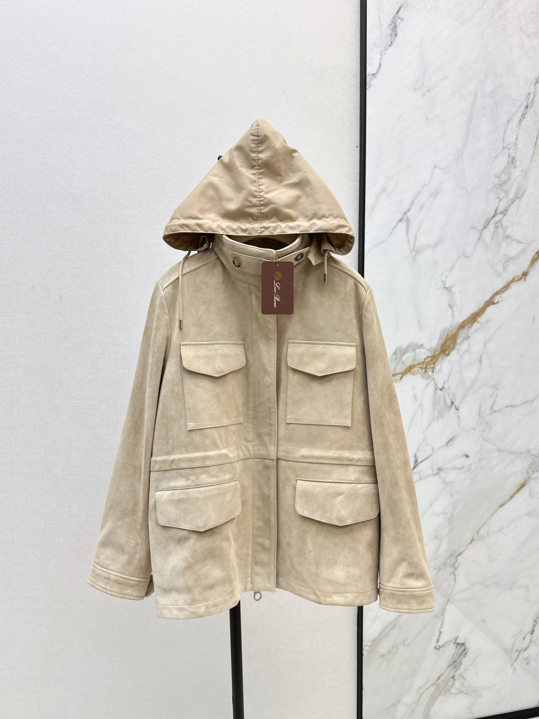 NO:484173,The latest autumn and winter traveler genuine leather jacket exclusive custom suede craftsmanship with a relaxed sense of old-money style. The 100% imported suede lambskin texture is super adjustable waist-hugging low-key luxury temperament and elegant custom plaid lining. The classic style of temperament stand-up collar. The real thing is super good. One-color spot-on sml, loro piano, jackets & coats, sheepskin, chamois leather, alexander wang19860909配防尘袋老钱高奢穿搭 LP 25Ss————秋冬最新款旅行者真皮外套独家定制麂皮绒面工艺 松弛感的老钱风穿搭 百分百进口麂皮绒小羊皮质感超赞 可调节收腰低调奢华气质优雅 定制格纹衬里 气质立领经典版型 实物超好看 一色现货发售sml,,loro piana,jackets & coats,sheepskin,chamois leather,alexander wang,Women's clothing