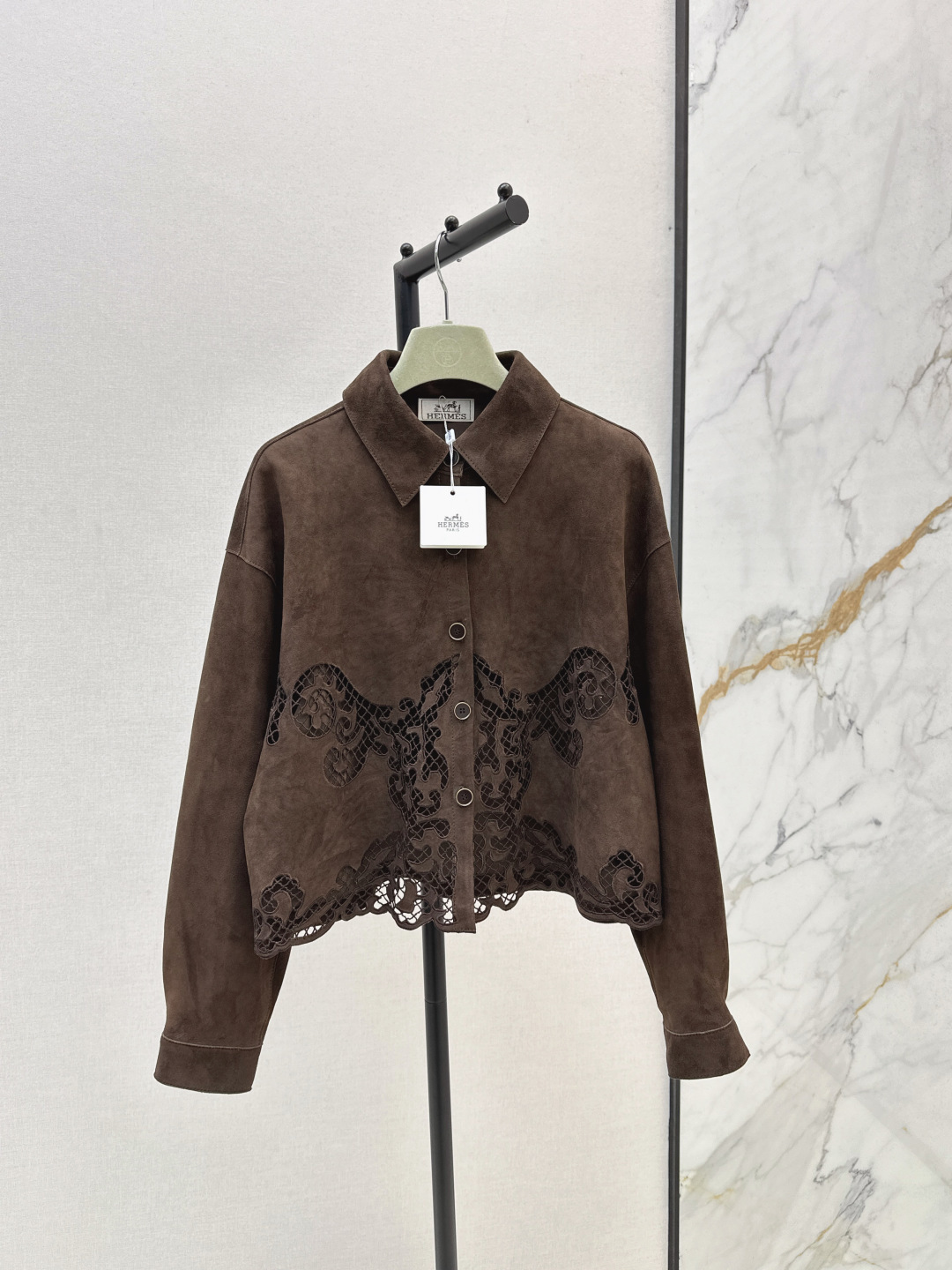 NO:484164,With dust bag Her 25Ss———The latest style of autumn and winter heavy craftsmanship positioning Swiss machine embroidered suede suede goatskin shirt jacket with full velvet inner cover imported 100% suede lambskin. The temperament is lazy and short design. The H-style style is not picky and the upper body is super slim. The natural texture is delicate and broad. The high-end feel is casual and atmospheric. Two colors are available in stock. Smlxl,, jackets & coats,shirts, sheepskin,chamois leather,alexander wang19860909配防尘袋Her 25Ss————秋冬最新款重工艺定位瑞士机刺绣麂皮绒面羊皮衬衫外套内面全闭绒工艺进口百分百麂皮小羊皮 气质慵懒的小短款设计 H版型不挑人上身超显瘦 自然纹理细腻挺阔 高级感随性又大气 两色现货发售smlxl,,jackets & coats,shirts,sheepskin,chamois leather,alexander wang,Women's clothing