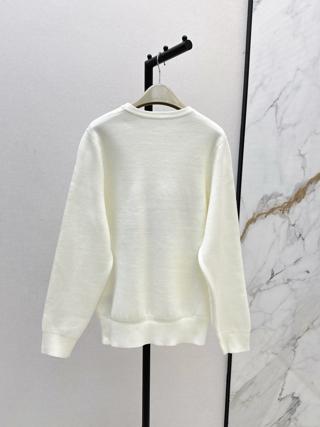 Burberry Women's White Knit Sweater with Equestrian Knight Design 9 cmp i1756711627048 1741 0 7